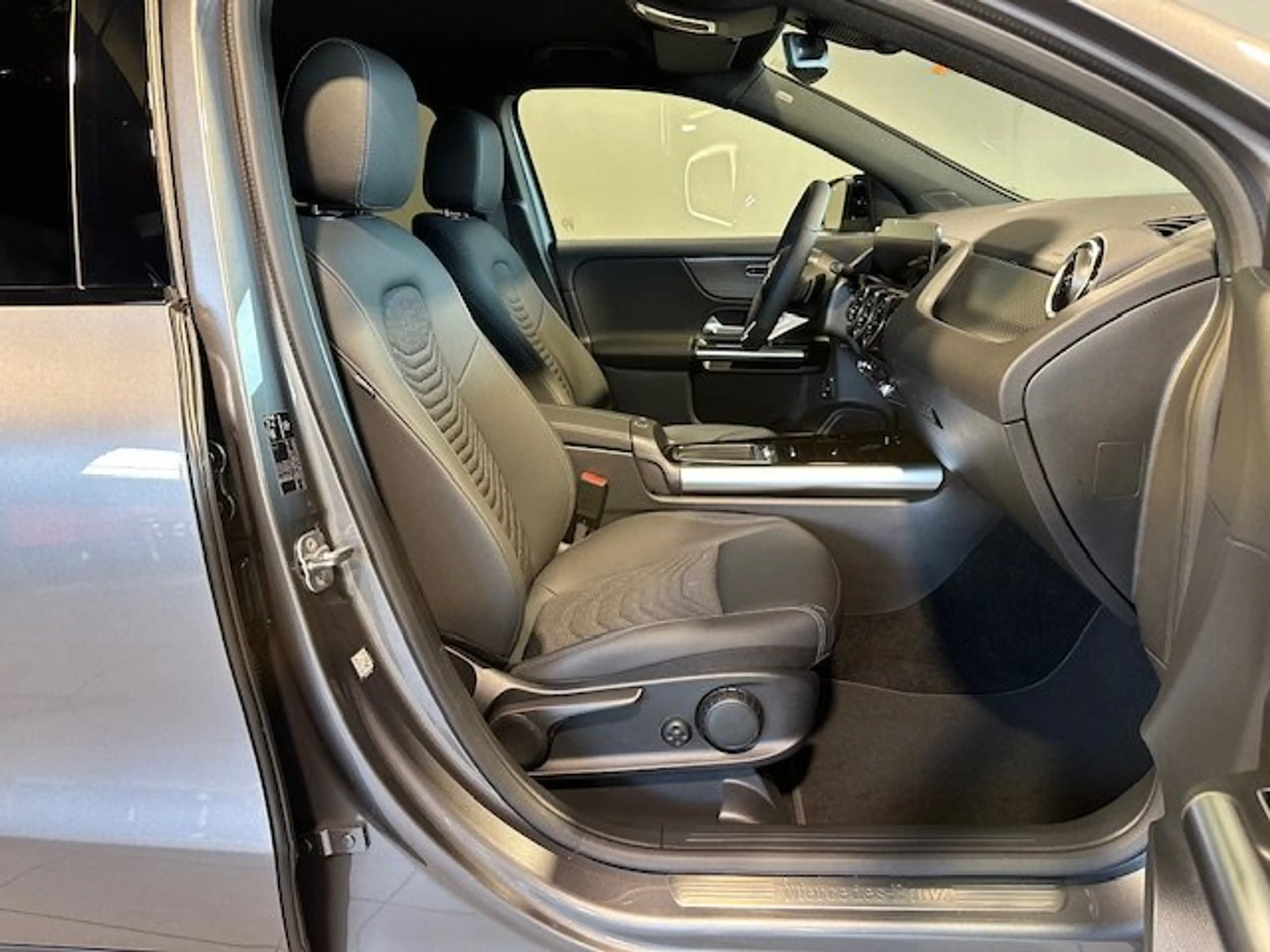Mercedes-Benz GLA 220 d 4M Progressive Night AHK/LED/Tot/elHek — photo 8