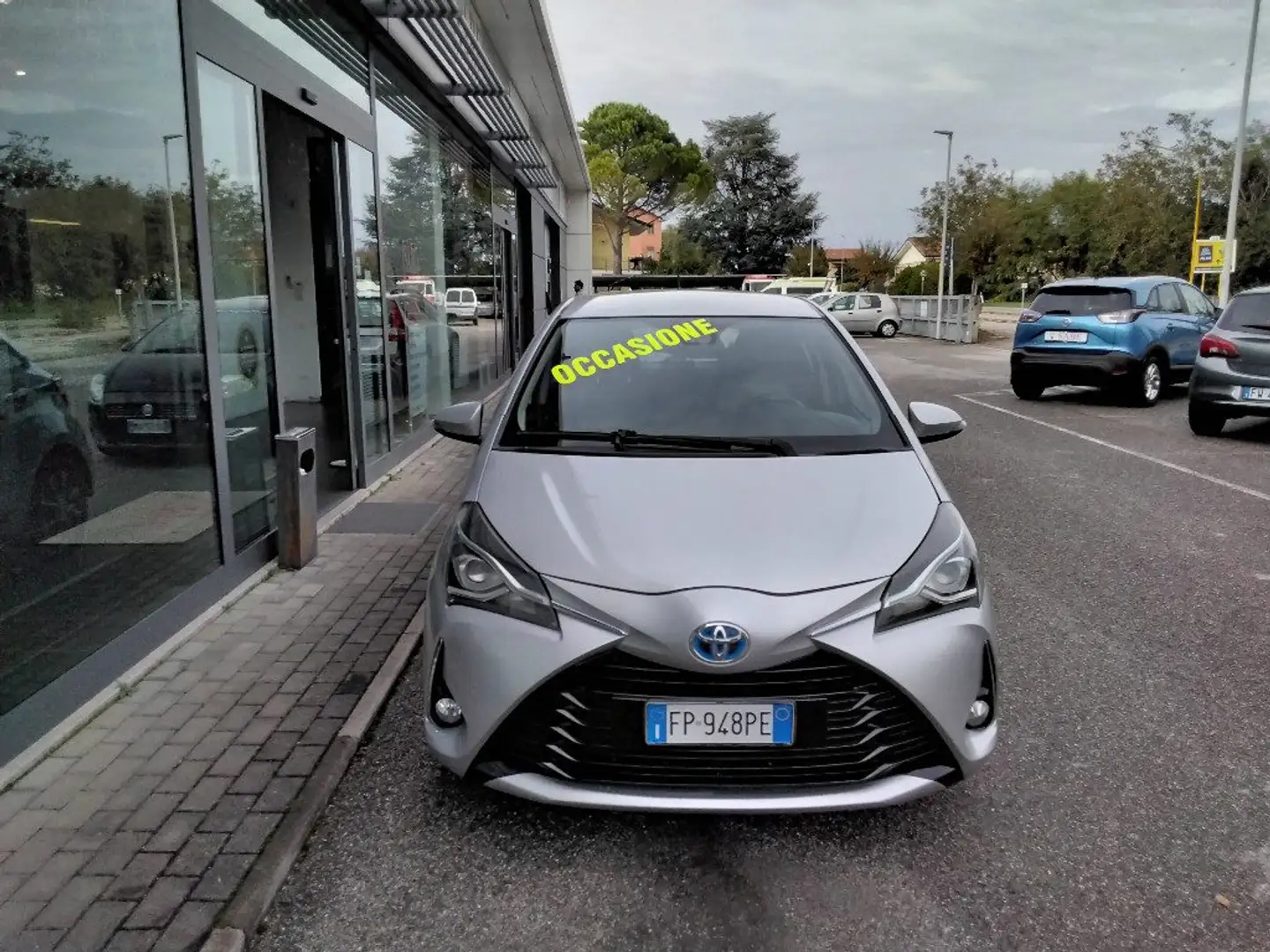 Toyota Yaris 1.5 Hybrid 5 porte Business Argento - 2