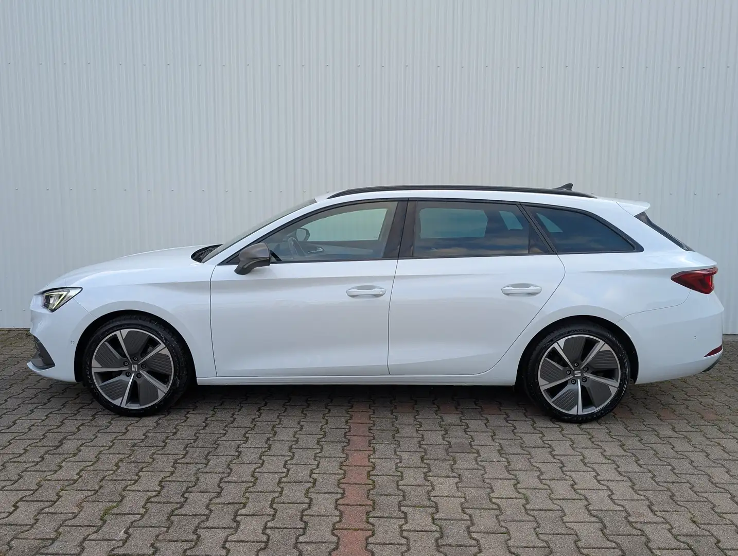 SEAT Leon FR *PanoDach*LED*SHZ*Elektrische Heckklappe* Weiß - 2