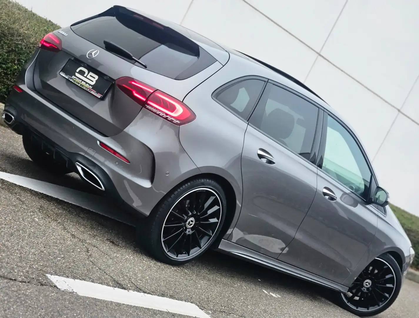 Mercedes-Benz B 180 *** AMG - Pano - Camera - 1 owner - Garantie *** Grau - 2