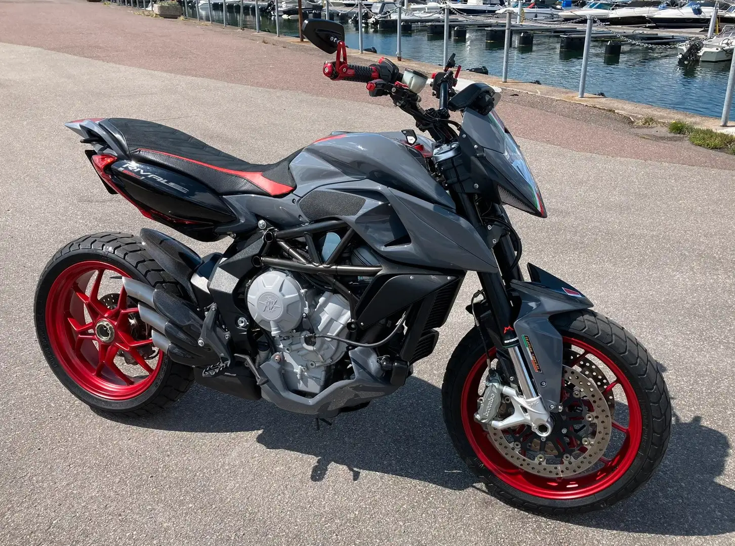 MV Agusta Rivale 800 Чорний - 2
