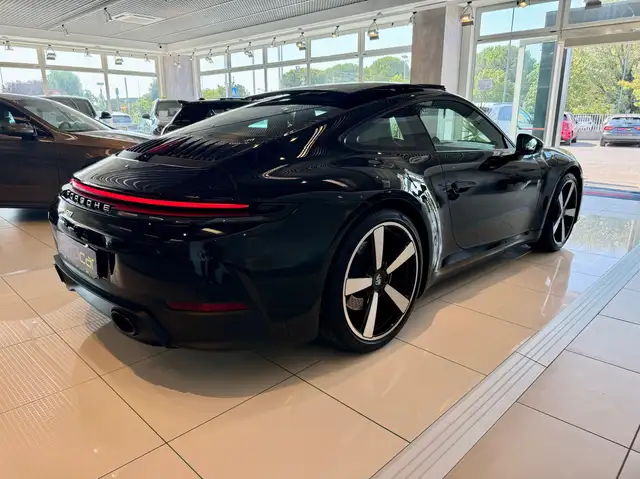 Porsche 911 view 6