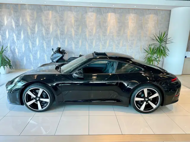 Porsche 911 view 4