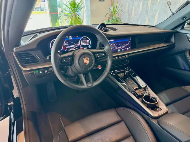 Porsche 911 view 7