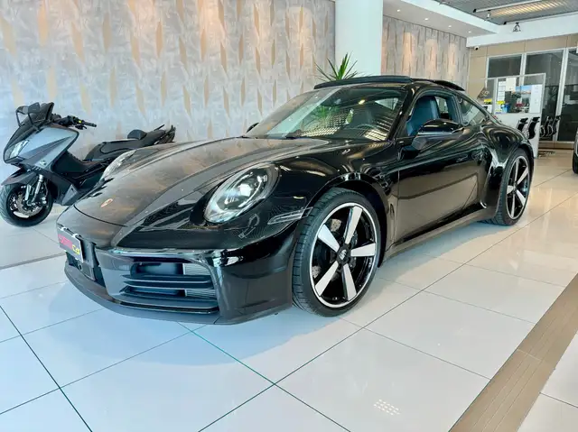 Porsche 911 view 3