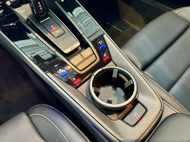 Porsche 911 view 10