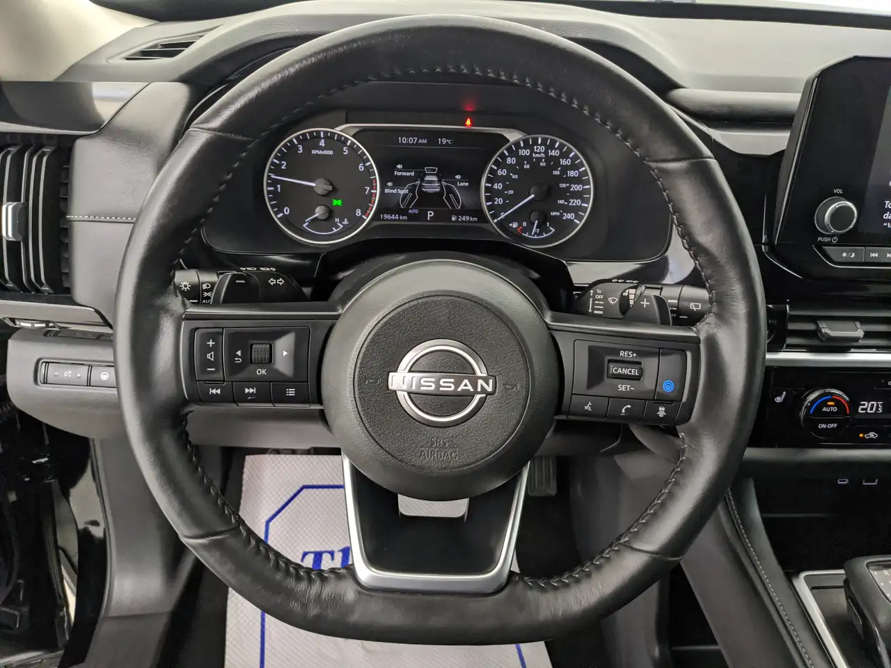 Nissan Pathfinder photo Nissan Pathfinder