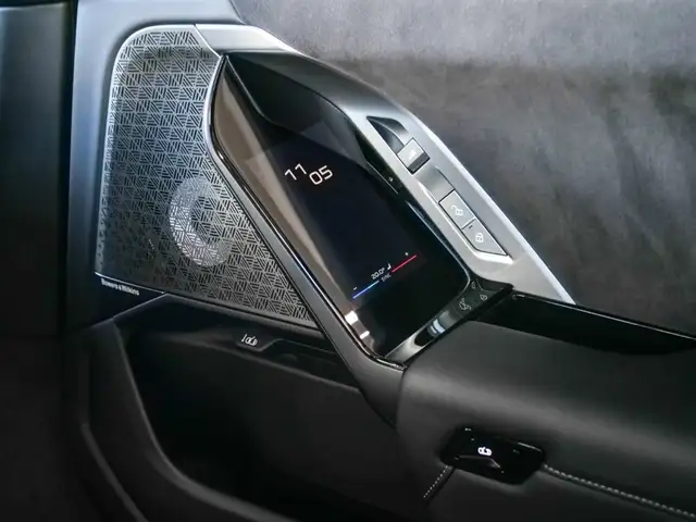 BMW 7 Series view 18