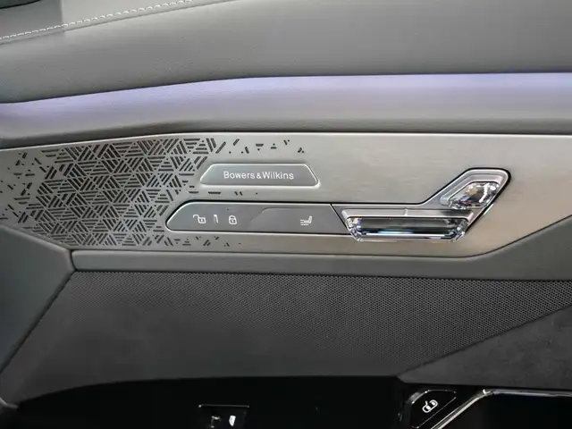 BMW 7 Series view 24