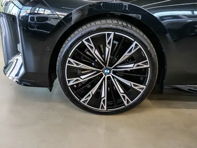 BMW 7 Series view 7