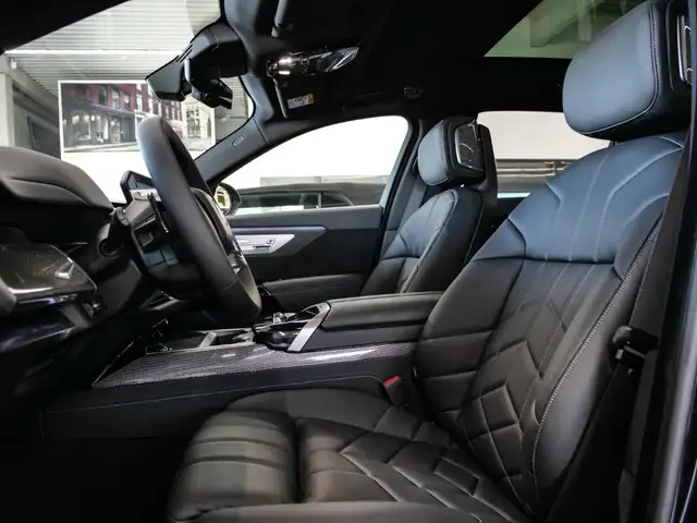 BMW 7 Series view 11