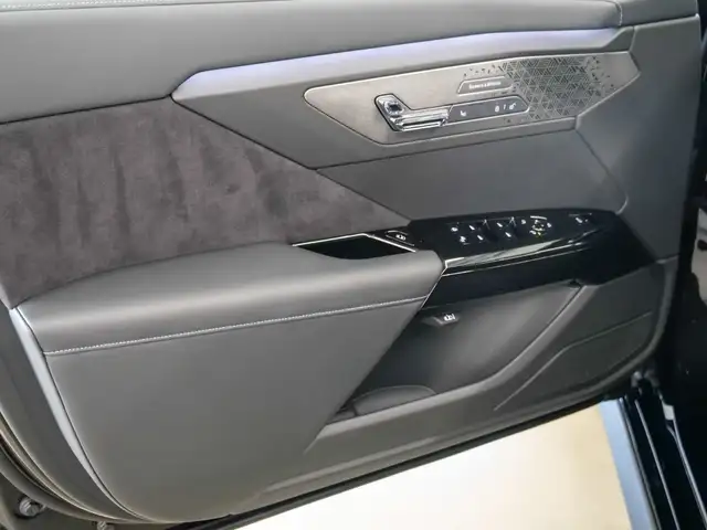 BMW 7 Series view 30