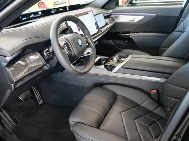 BMW 7 Series view 10