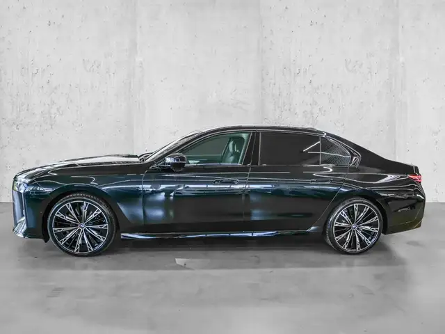 BMW 7 Series view 4