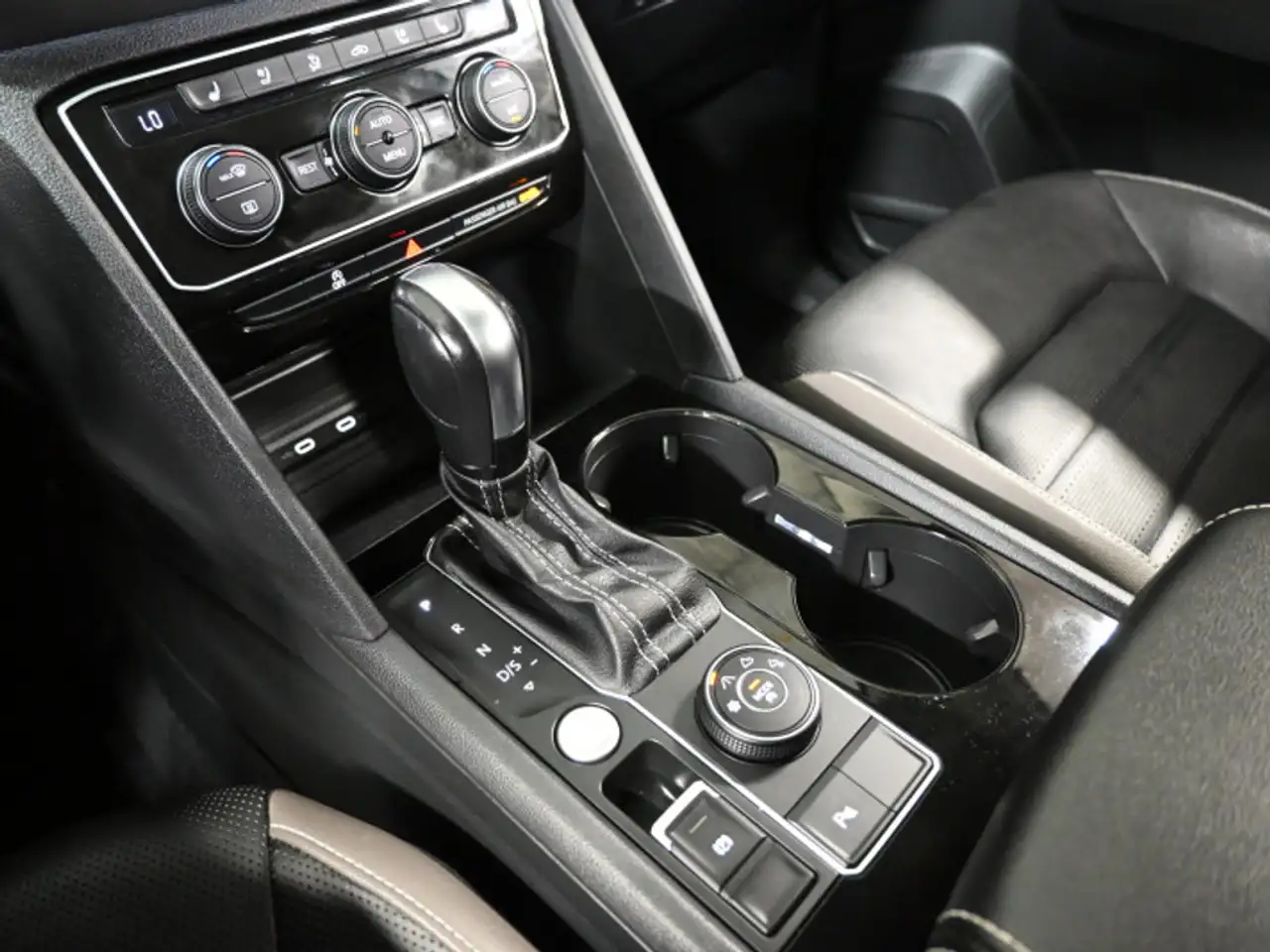 Volkswagen Atlas photo Volkswagen Atlas