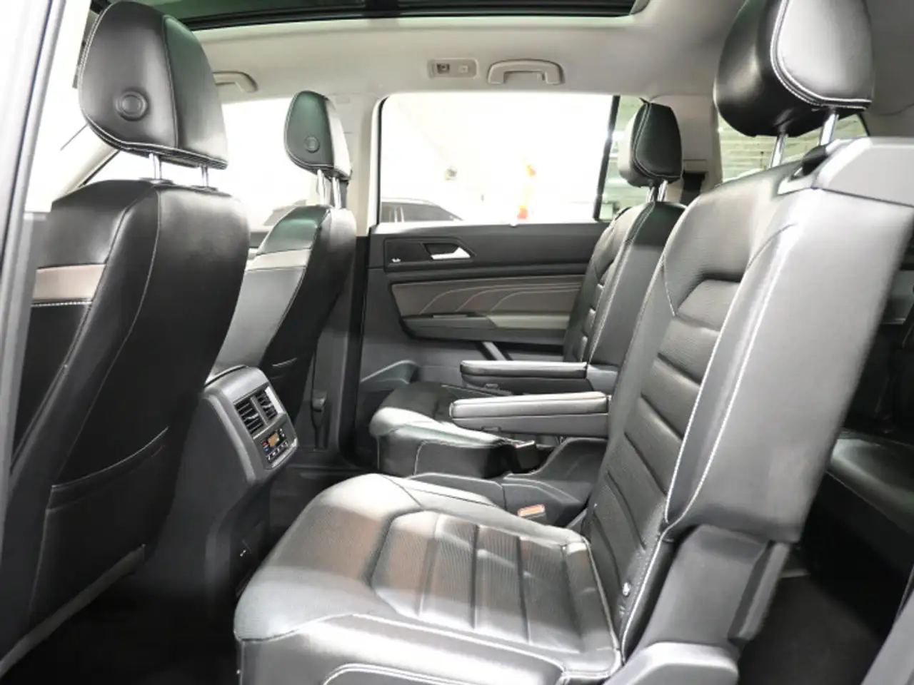 Volkswagen Atlas photo Volkswagen Atlas