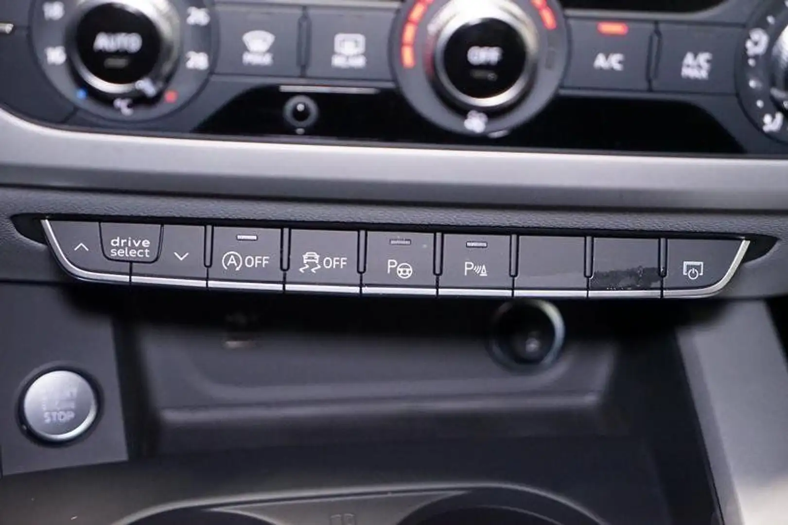 Audi A4 S-Line/Kamera/ACC/AUT/KeyLess/LED/Navi/RFK/LM Schwarz - 1