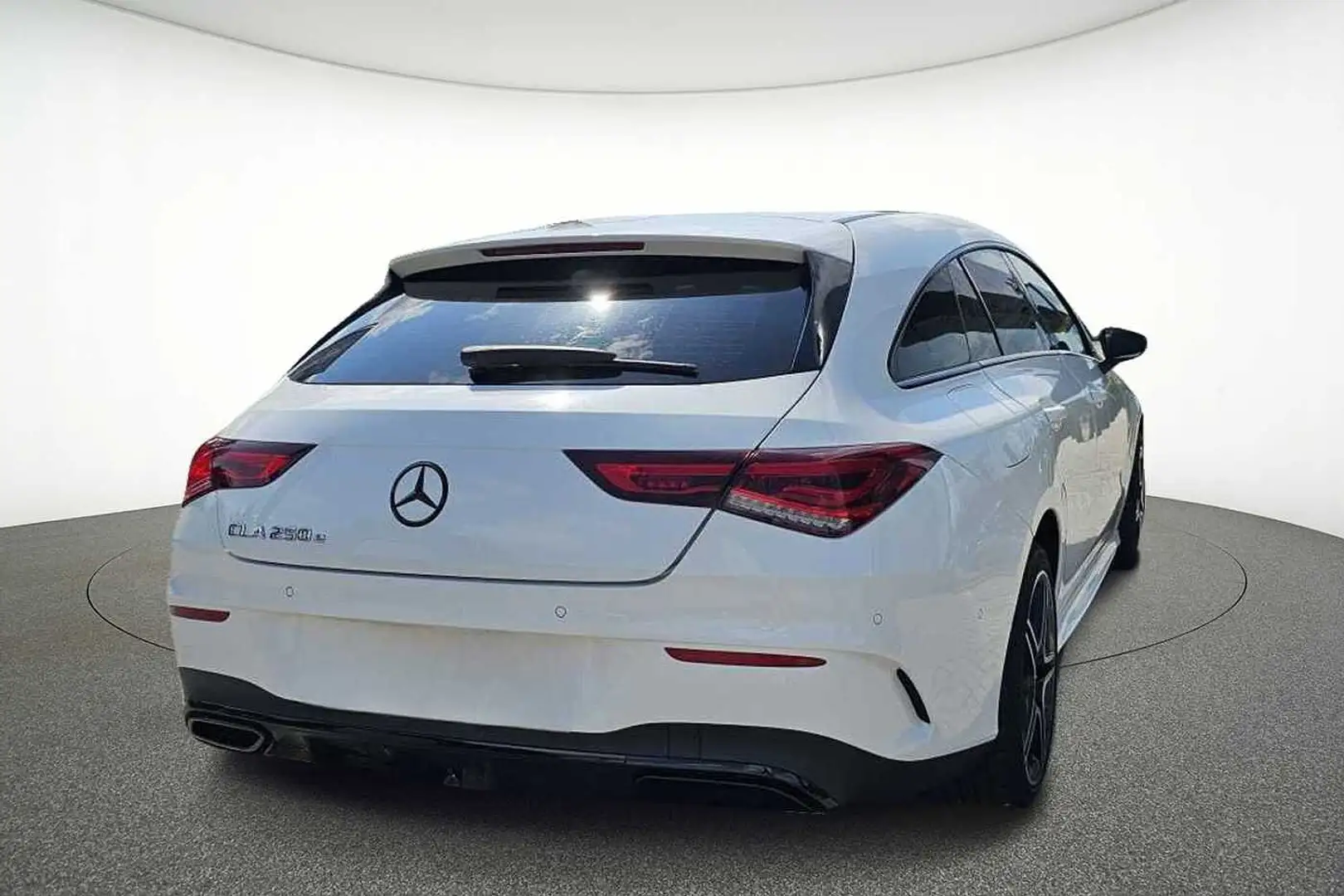 Mercedes-Benz CLA 250 e Shooting Brake Wit - 2