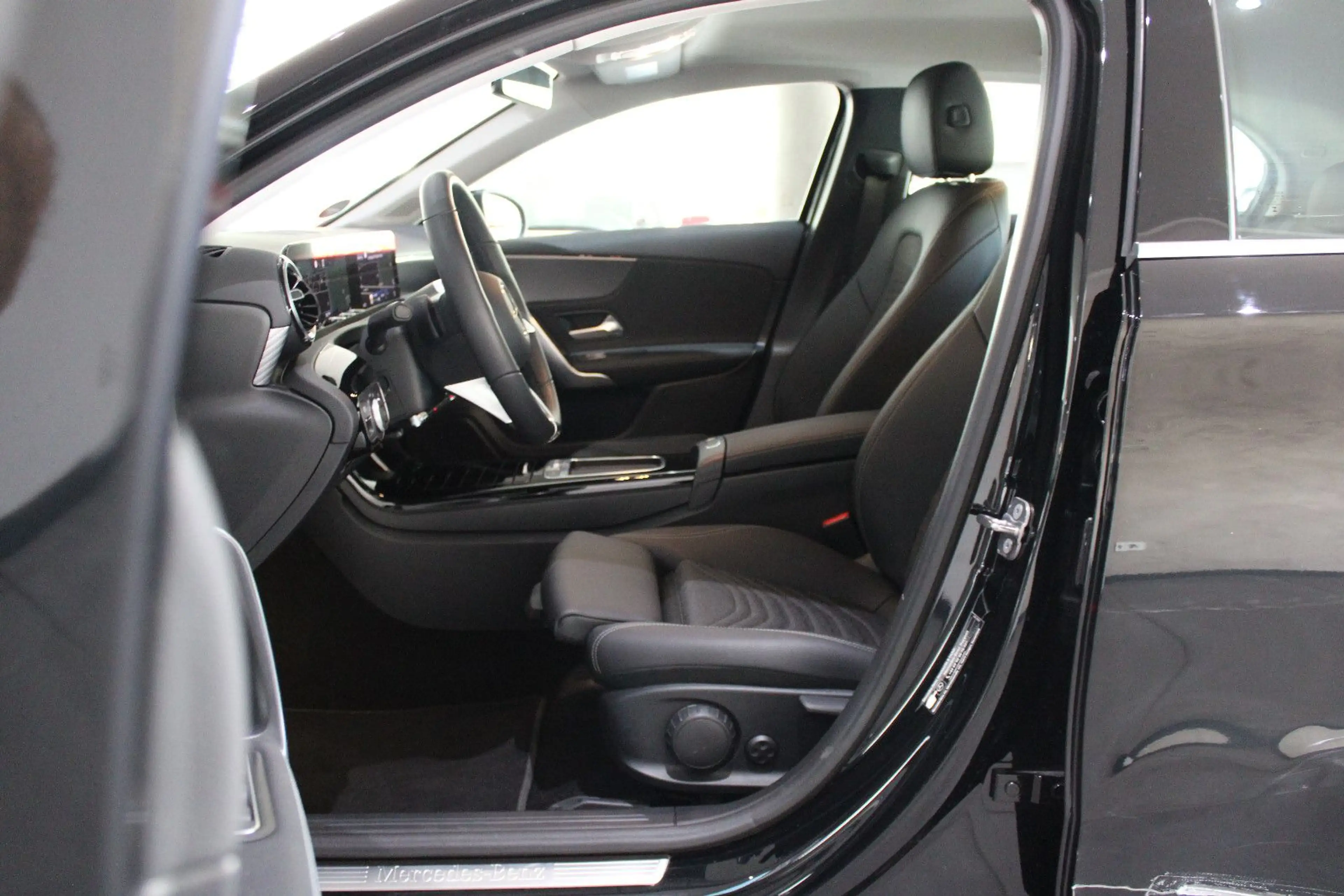 Mercedes-Benz A 180 A 200 DCT SPORTPAKET LEDER NAVI LED *I.HAND* — photo 7