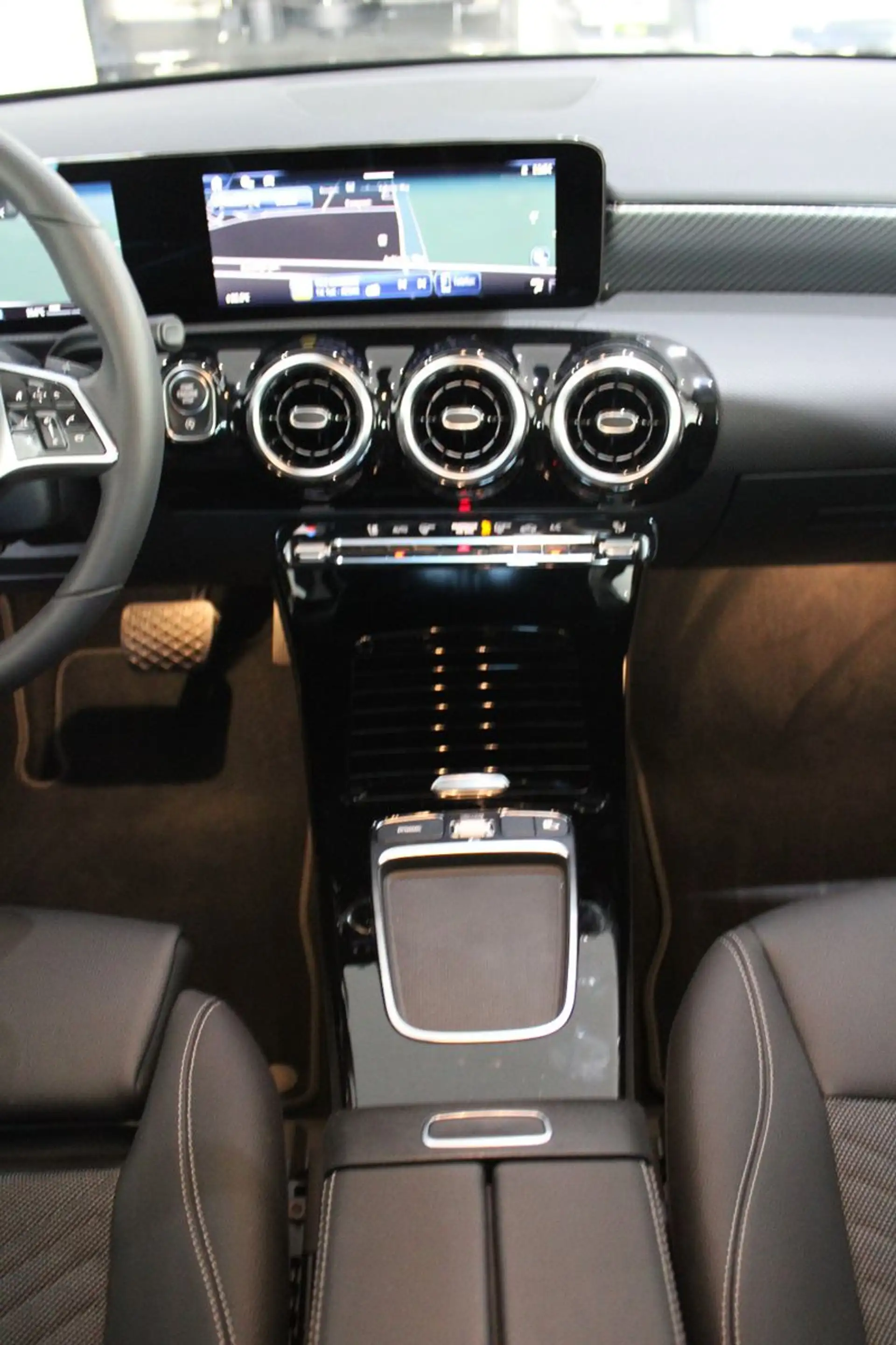 Mercedes-Benz A 180 A 200 DCT SPORTPAKET LEDER NAVI LED *I.HAND* — photo 6