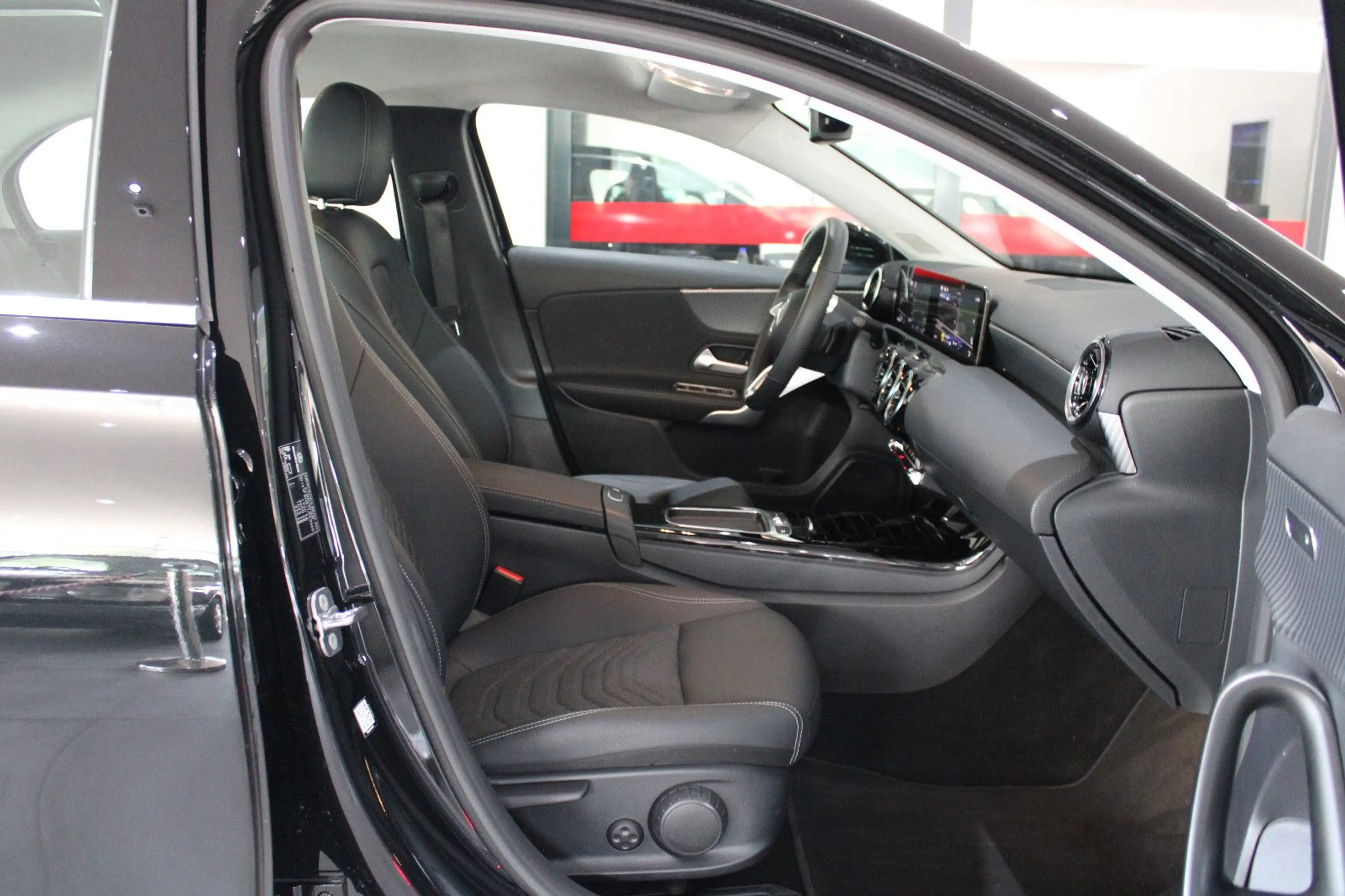 Mercedes-Benz A 180 A 200 DCT SPORTPAKET LEDER NAVI LED *I.HAND* — photo 8