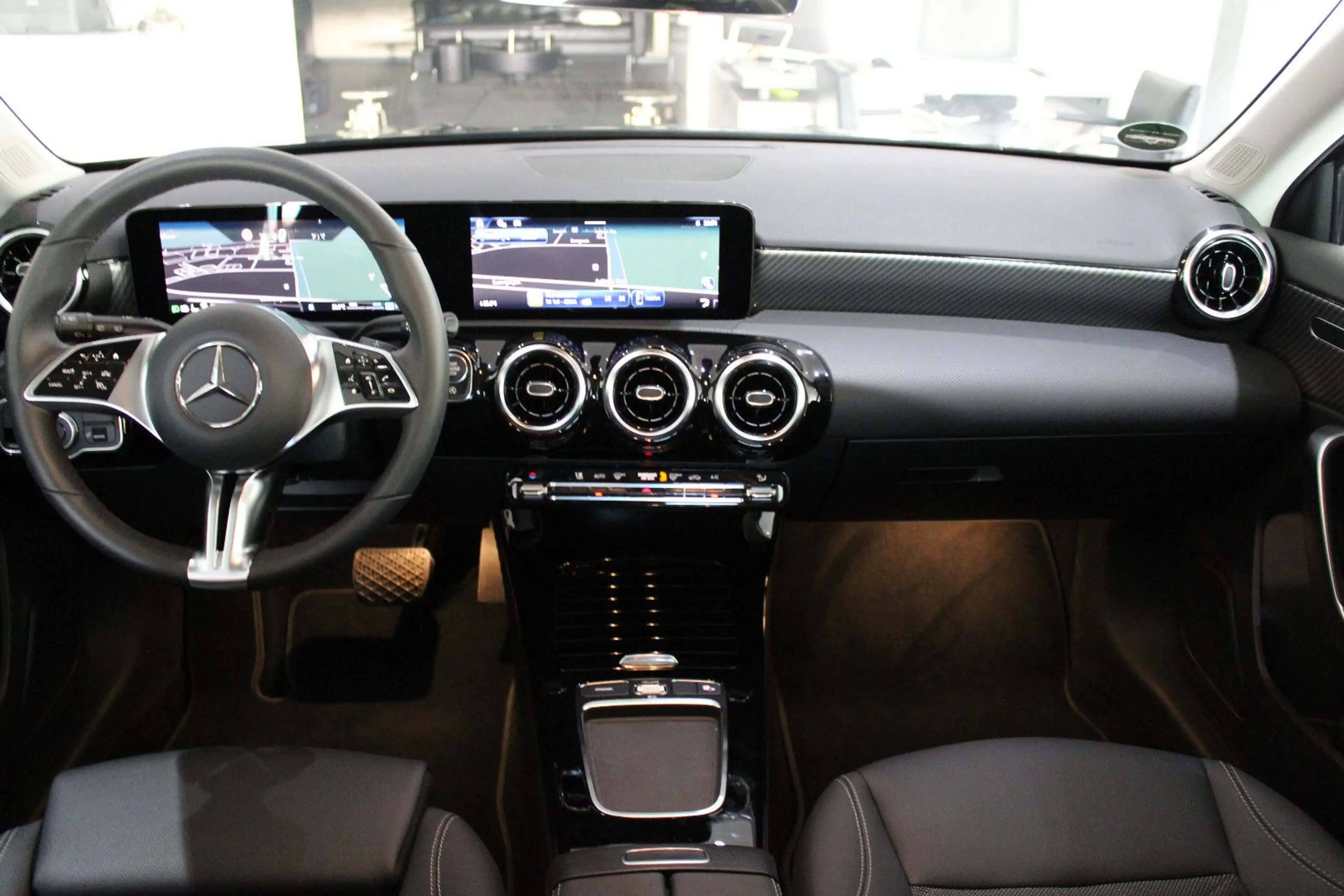 Mercedes-Benz A 180 A 200 DCT SPORTPAKET LEDER NAVI LED *I.HAND* — photo 4