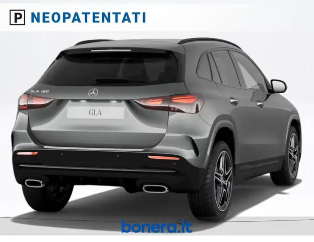 Mercedes-Benz GLA view 4