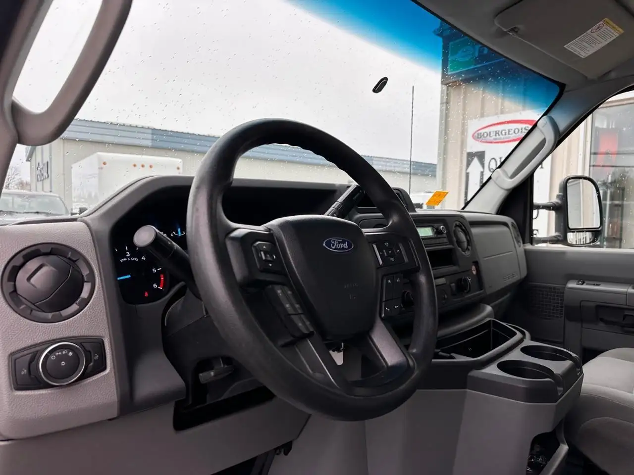 Ford E-450 снимка Ford E-450