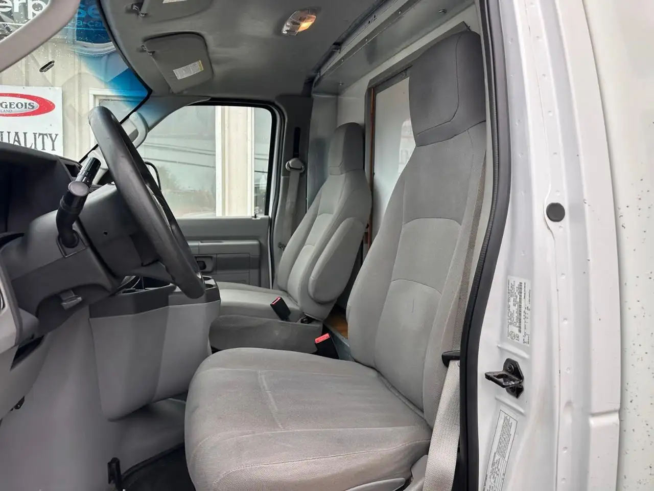 Ford E-450 снимка Ford E-450