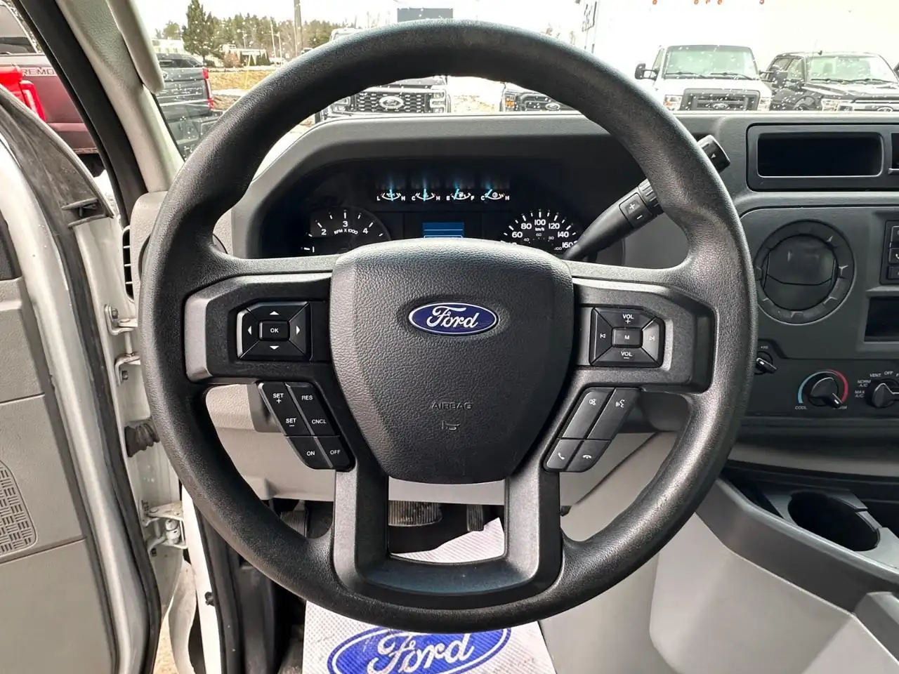 Ford E-450 снимка Ford E-450