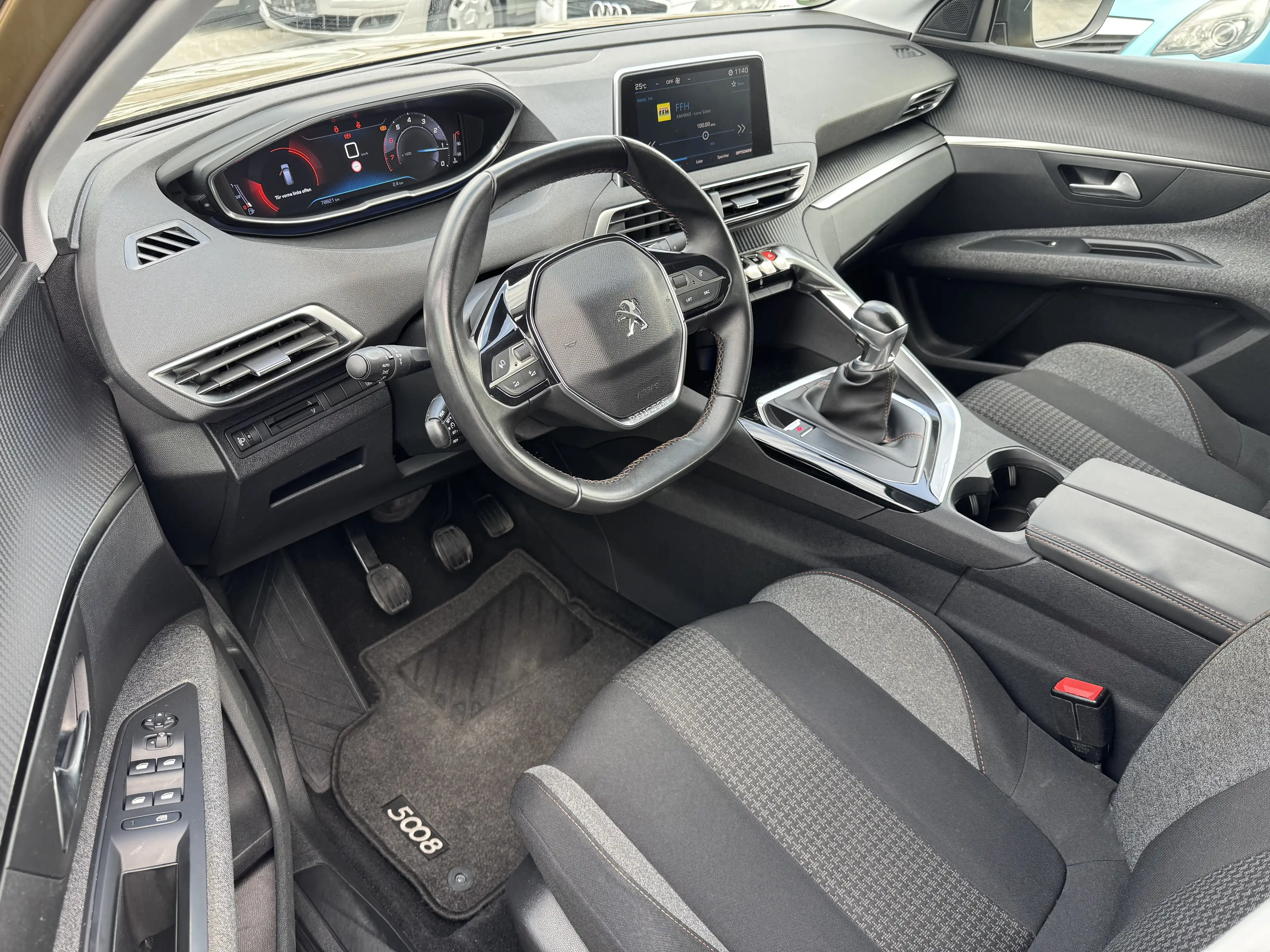 Peugeot 5008 Active 1,2 Ltr. - 96 kW 12V e-THP / Kamera — photo 6