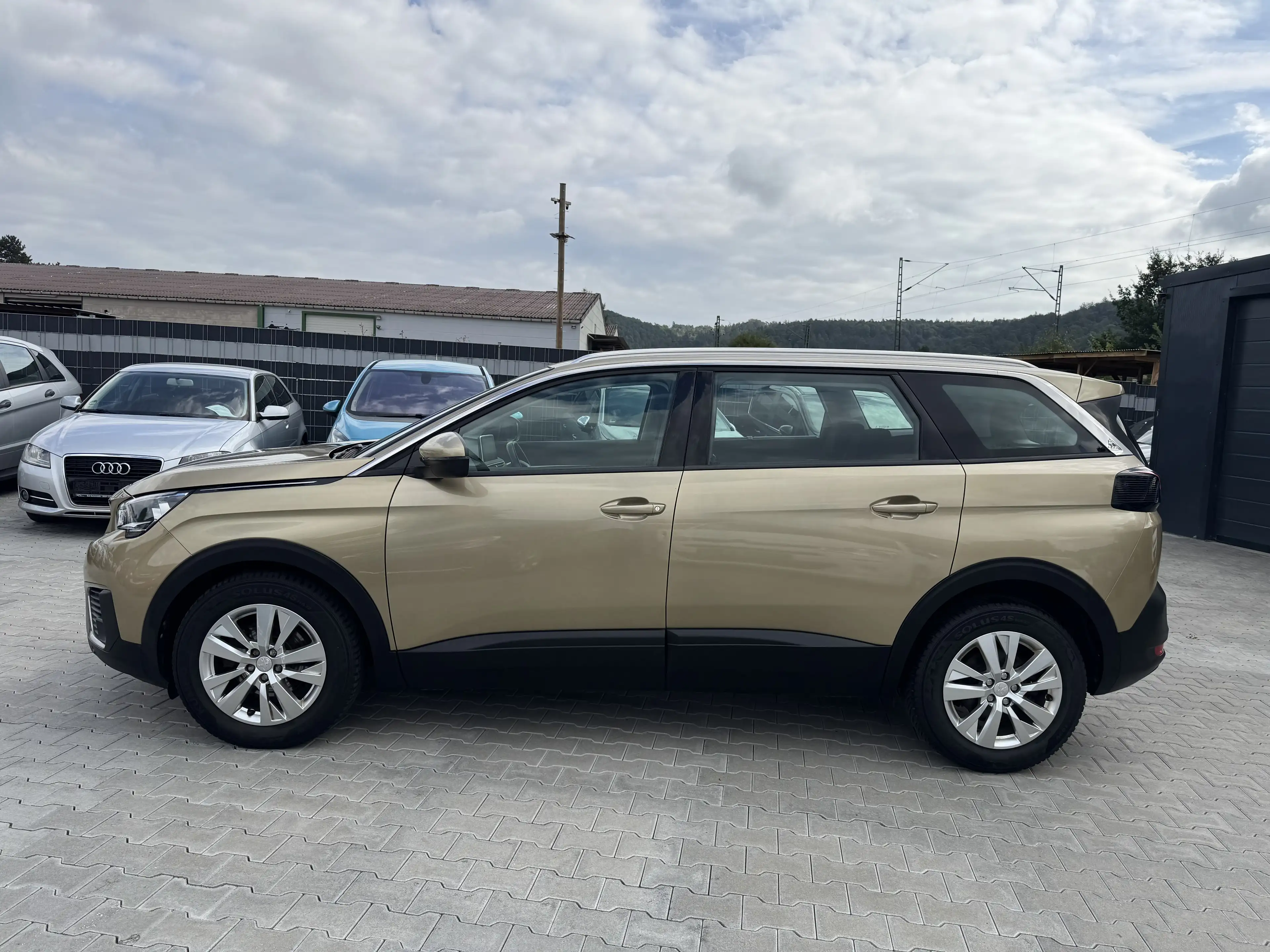Peugeot 5008 Active 1,2 Ltr. - 96 kW 12V e-THP / Kamera — photo 13