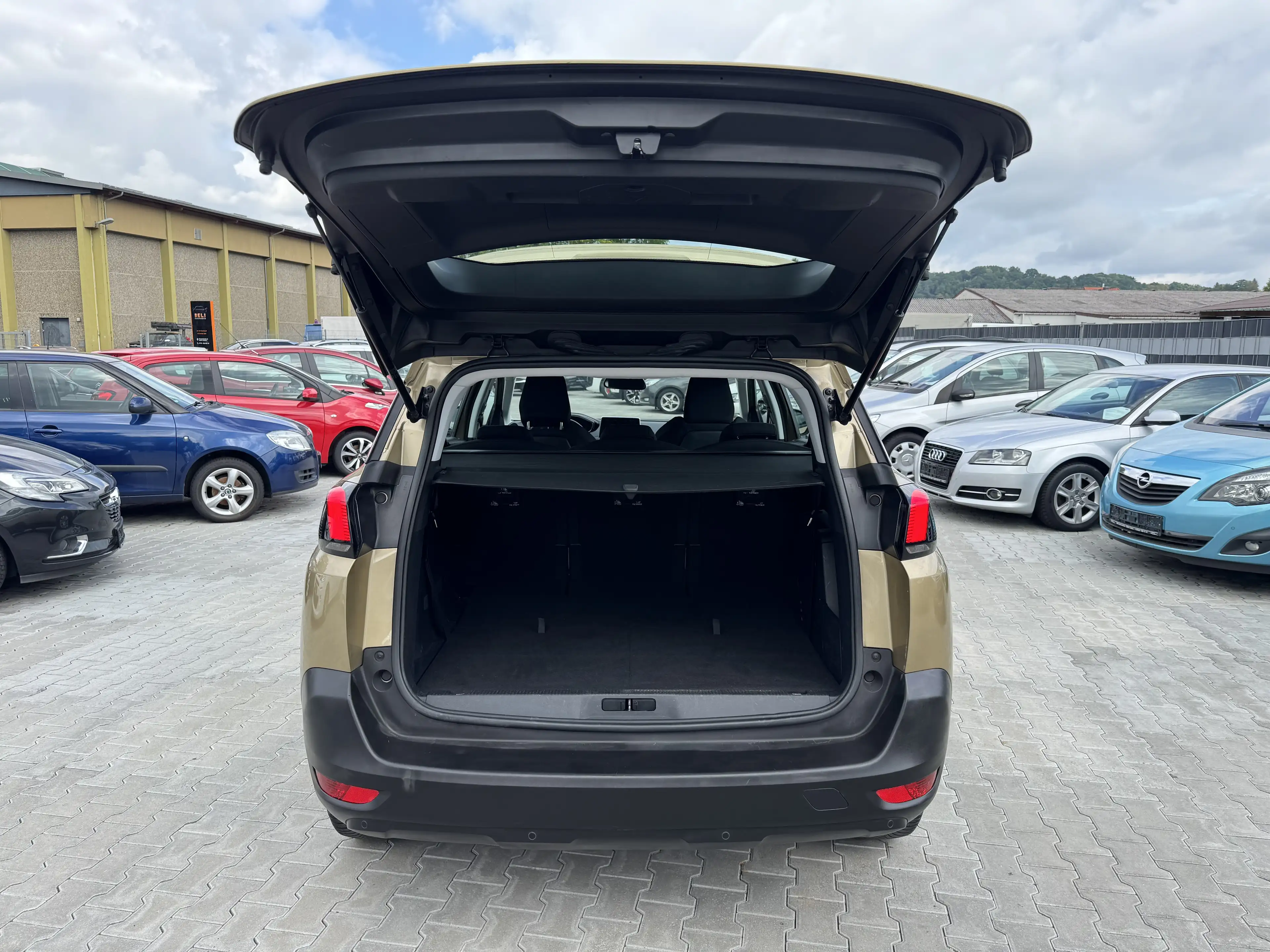 Peugeot 5008 Active 1,2 Ltr. - 96 kW 12V e-THP / Kamera — photo 15