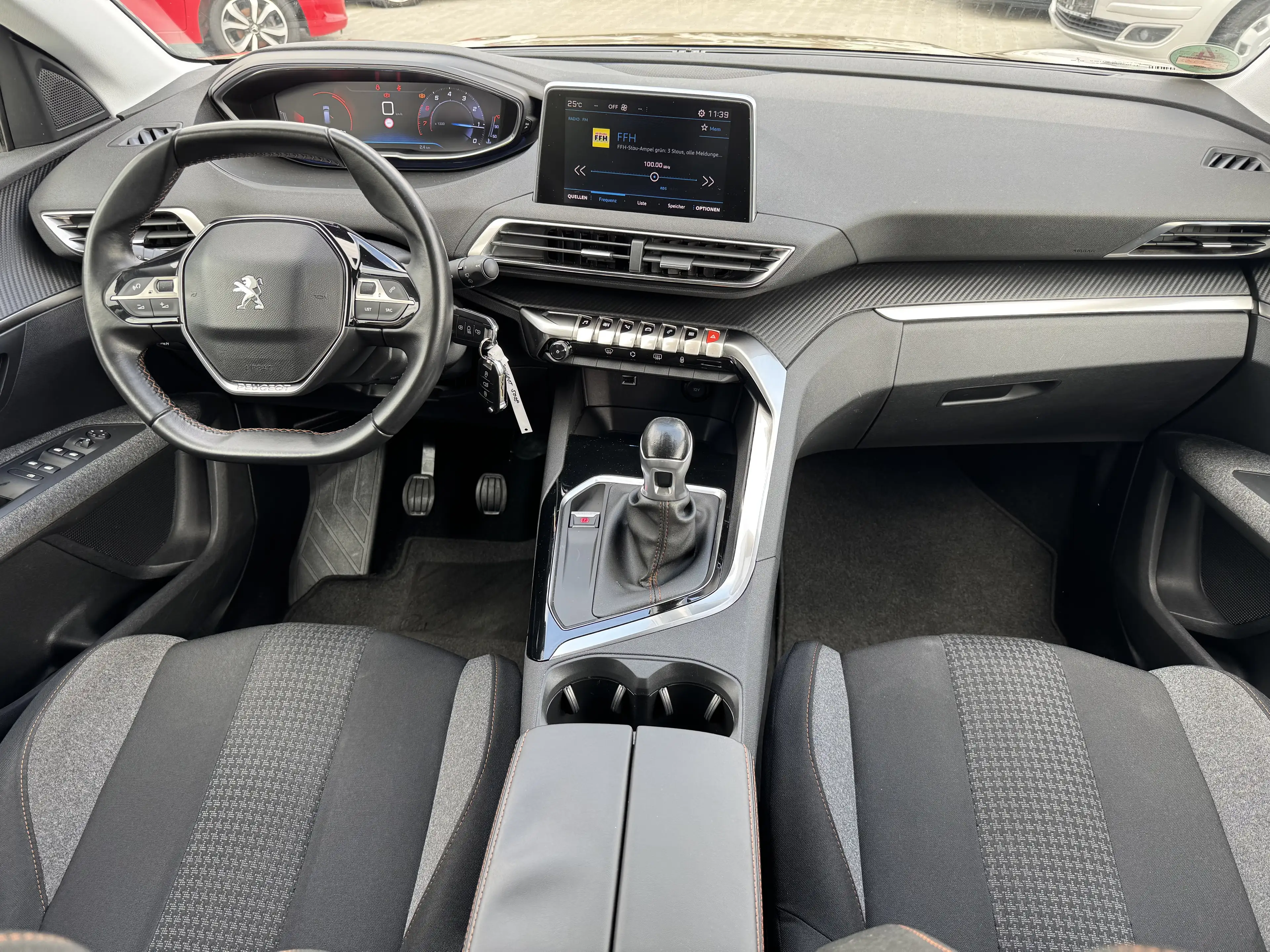 Peugeot 5008 Active 1,2 Ltr. - 96 kW 12V e-THP / Kamera — photo 7