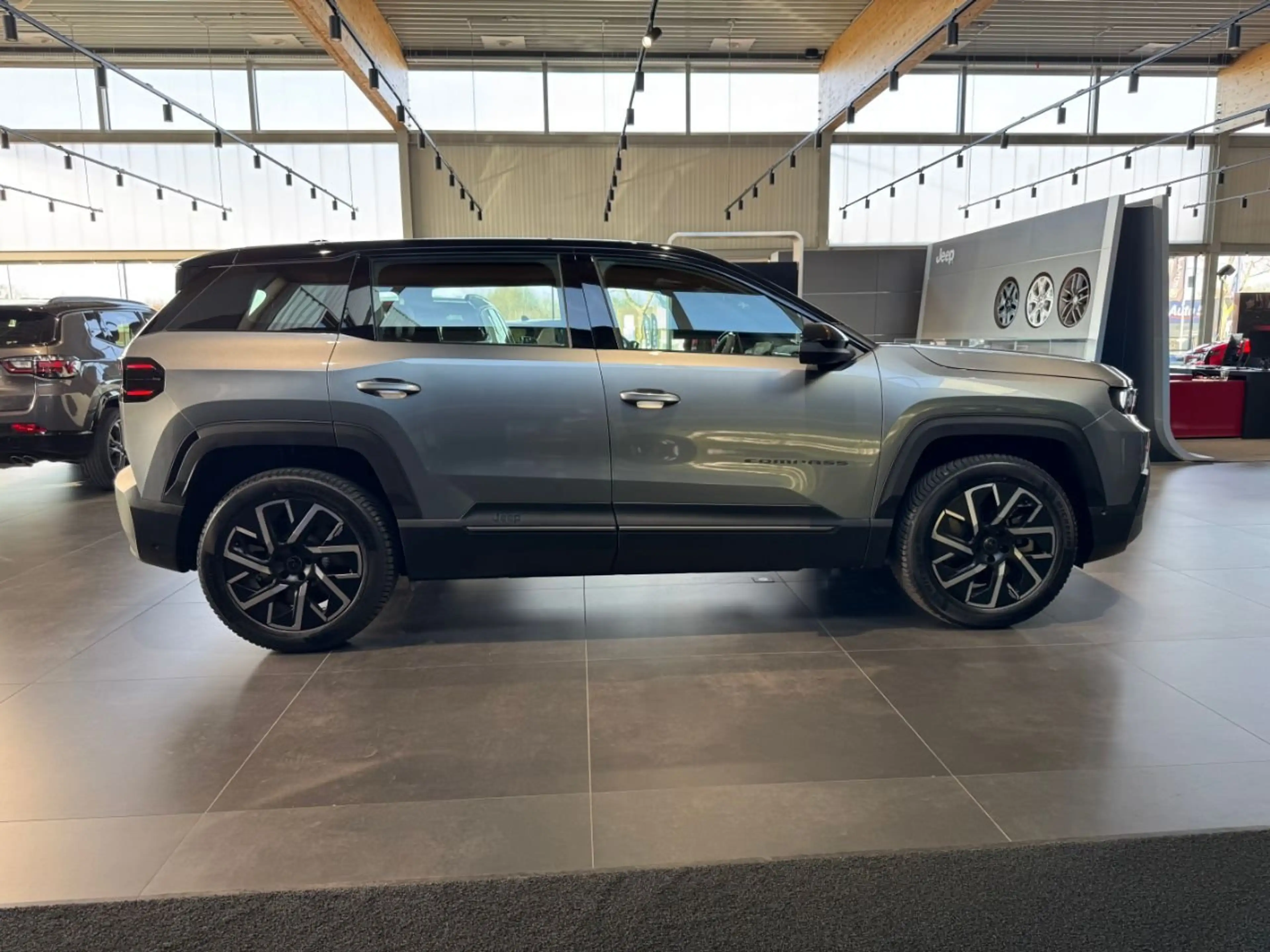 Jeep Compass Altitude Electric — photo 6