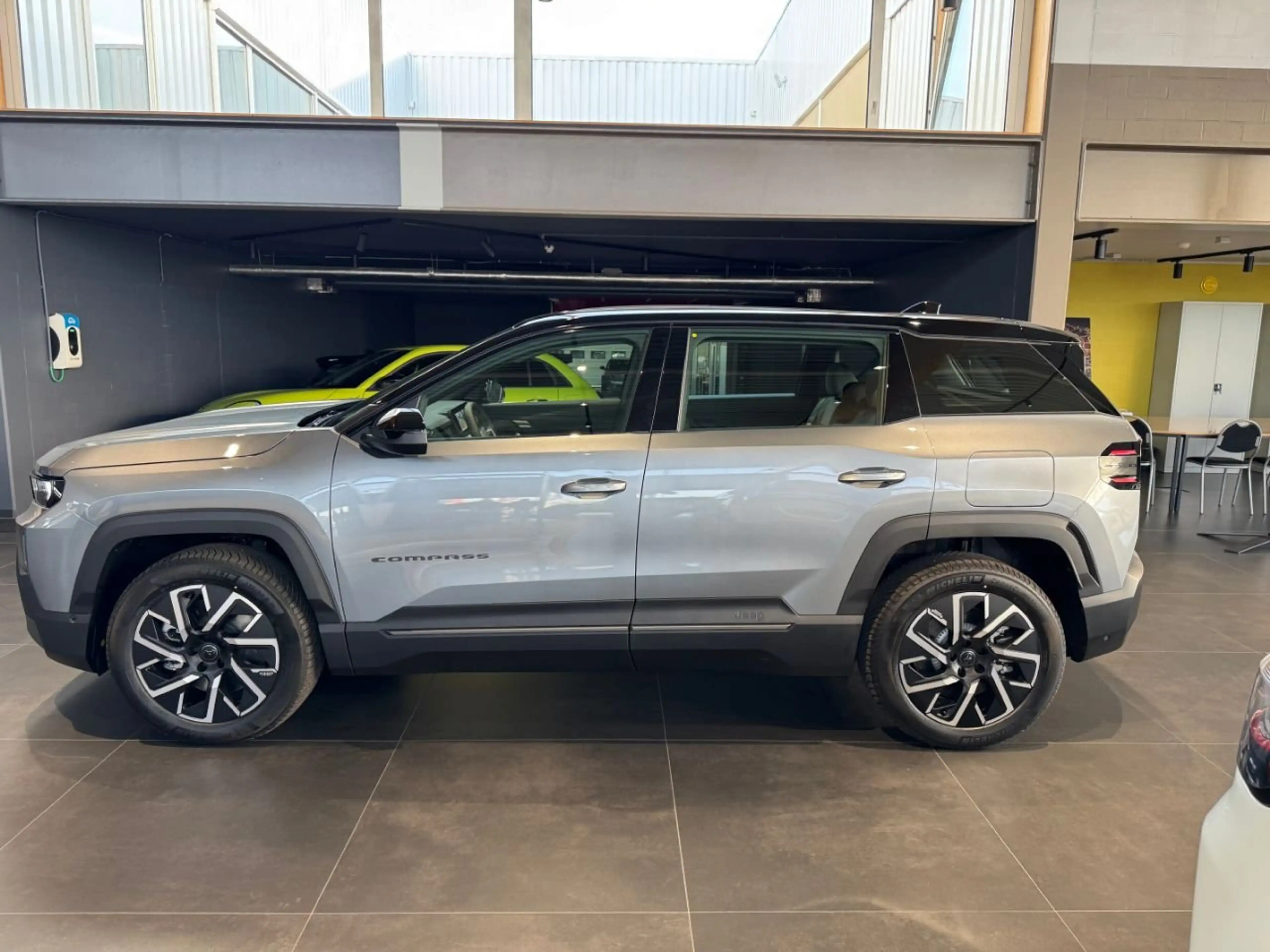 Jeep Compass Altitude Electric — photo 3