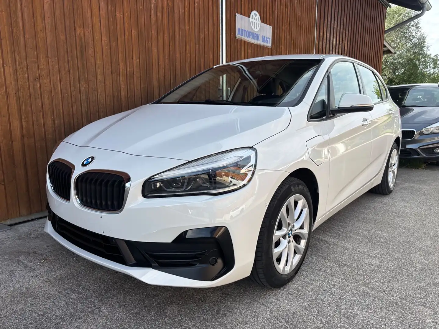 BMW 225 225xe ActiveT. Leder Sportsitz LED Navi Kamera P Weiß - 1