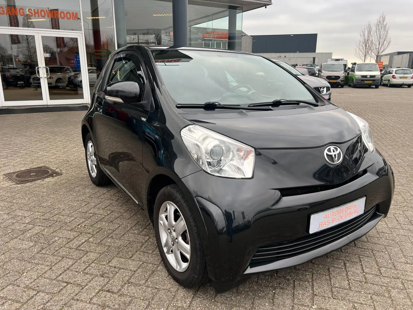 Toyota iQ 1.0 VVTi Black Edition, Airco, 4-zits, Parrot, tre Zwart - 2