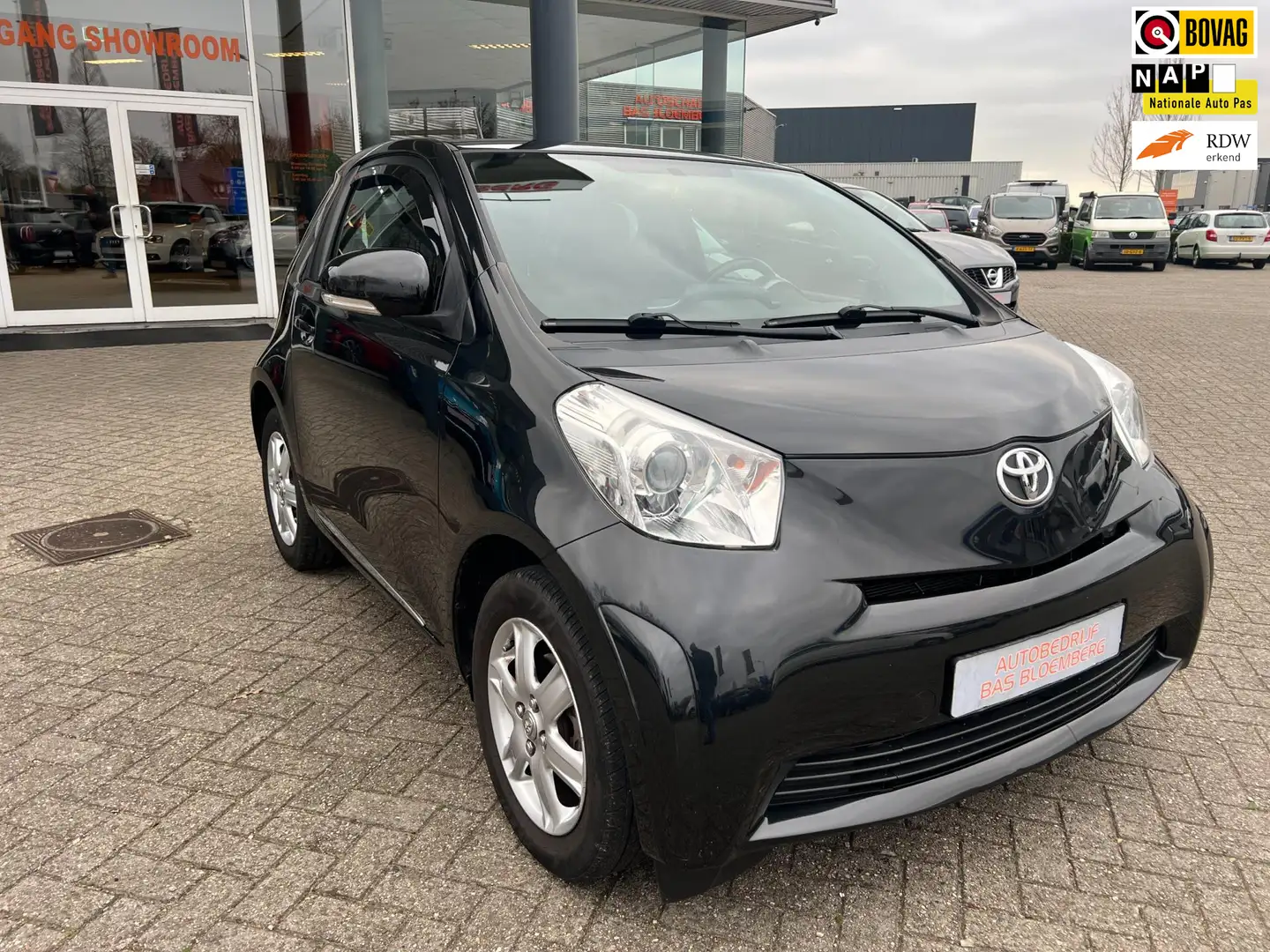 Toyota iQ 1.0 VVTi Black Edition, Airco, 4-zits, Parrot, tre Schwarz - 1