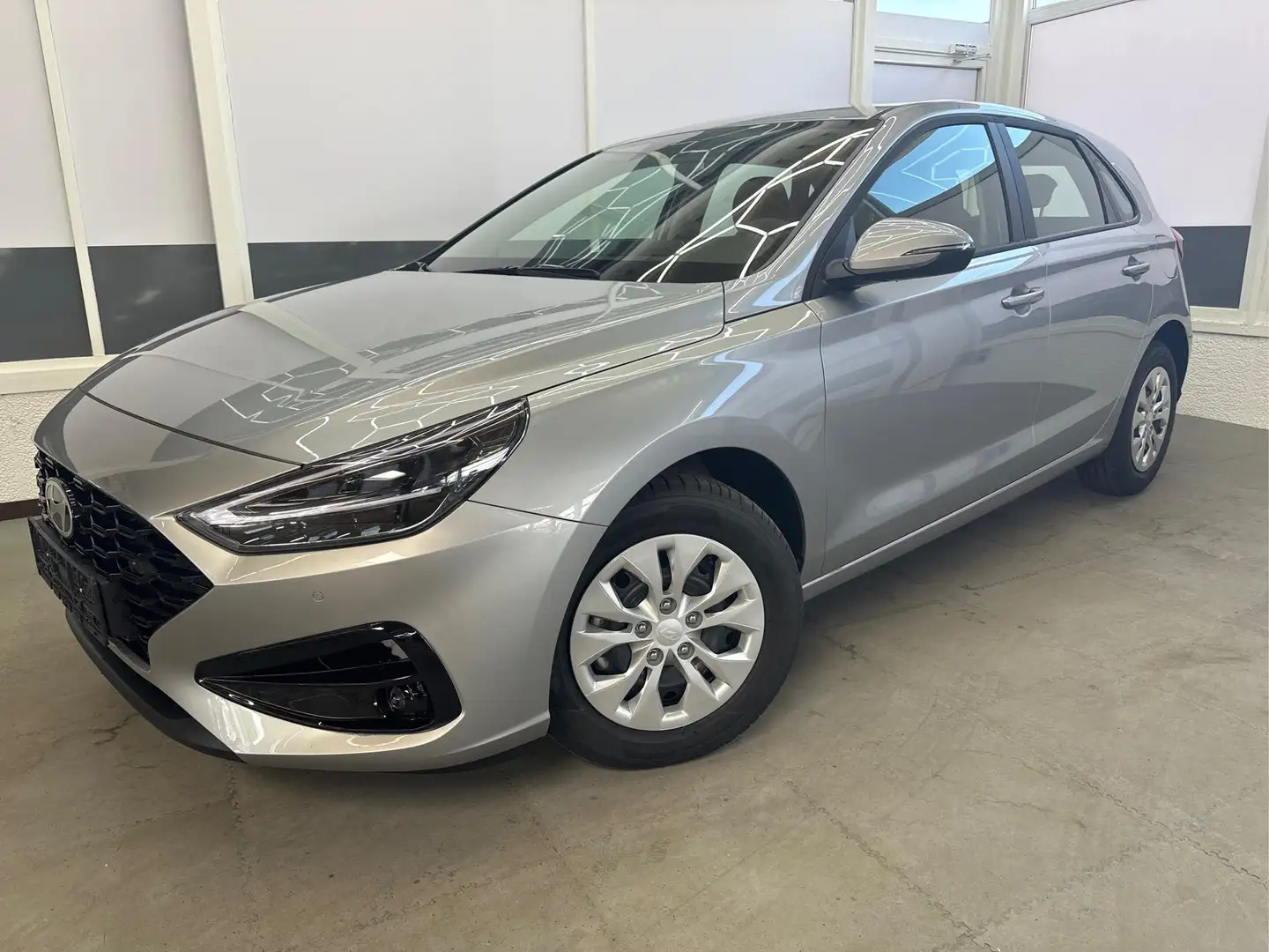 Hyundai i30 STYLE NAVI LED RFK PDC 1.5 MPI 70,6kW96PS EURO6... Silber - 1