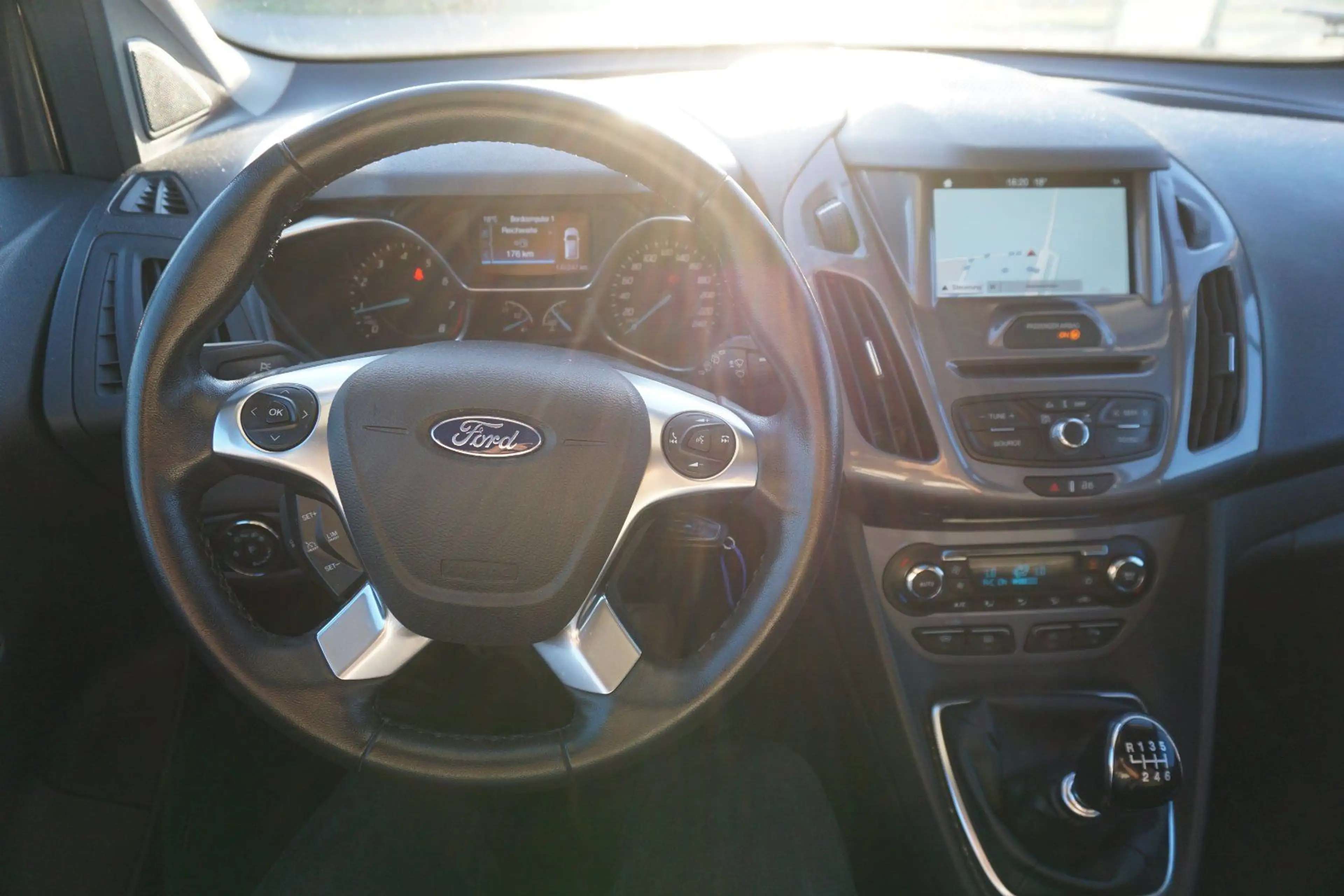 Ford Tourneo Connect 1.0 EcoBoost Titanium — photo 14