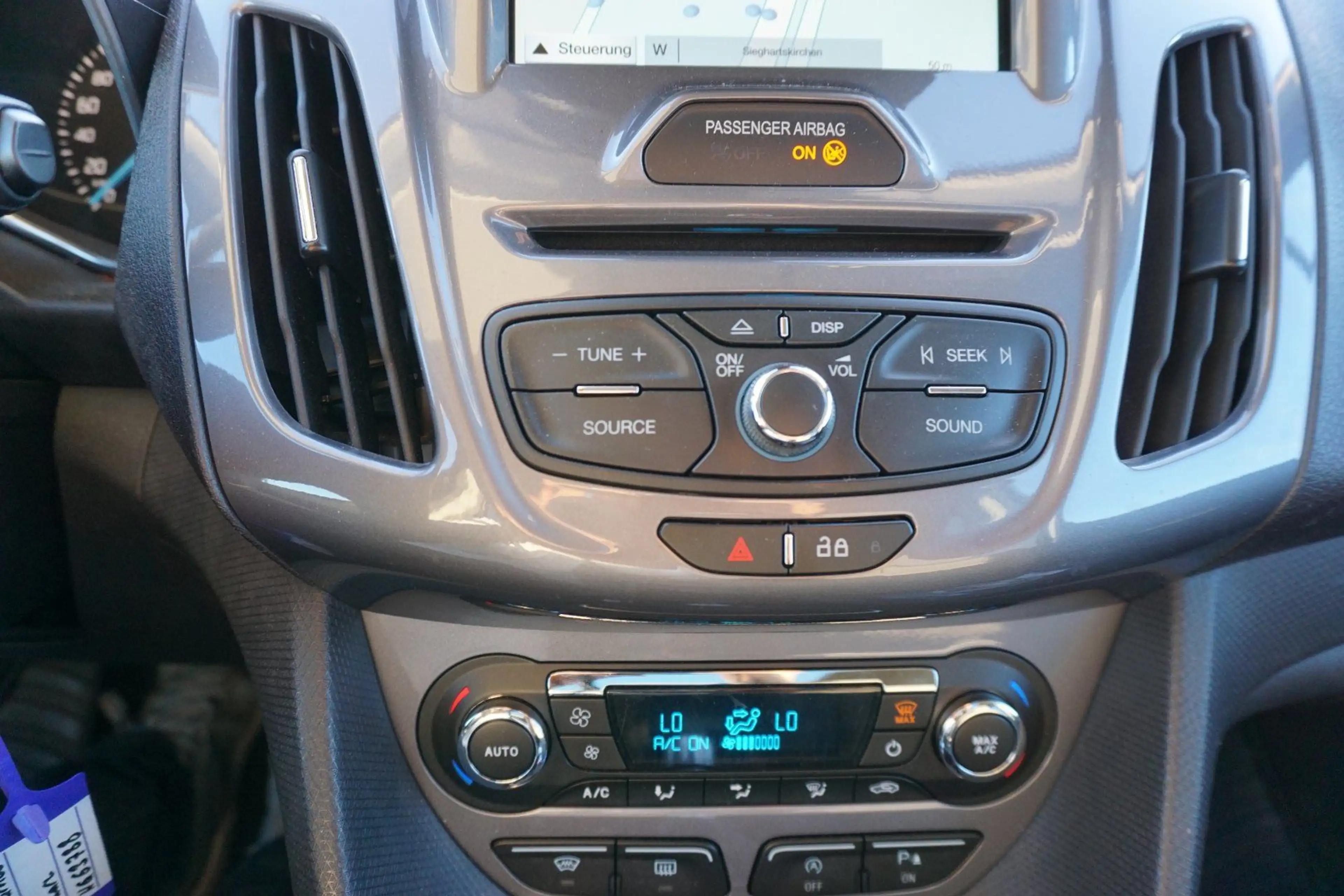Ford Tourneo Connect 1.0 EcoBoost Titanium — photo 11