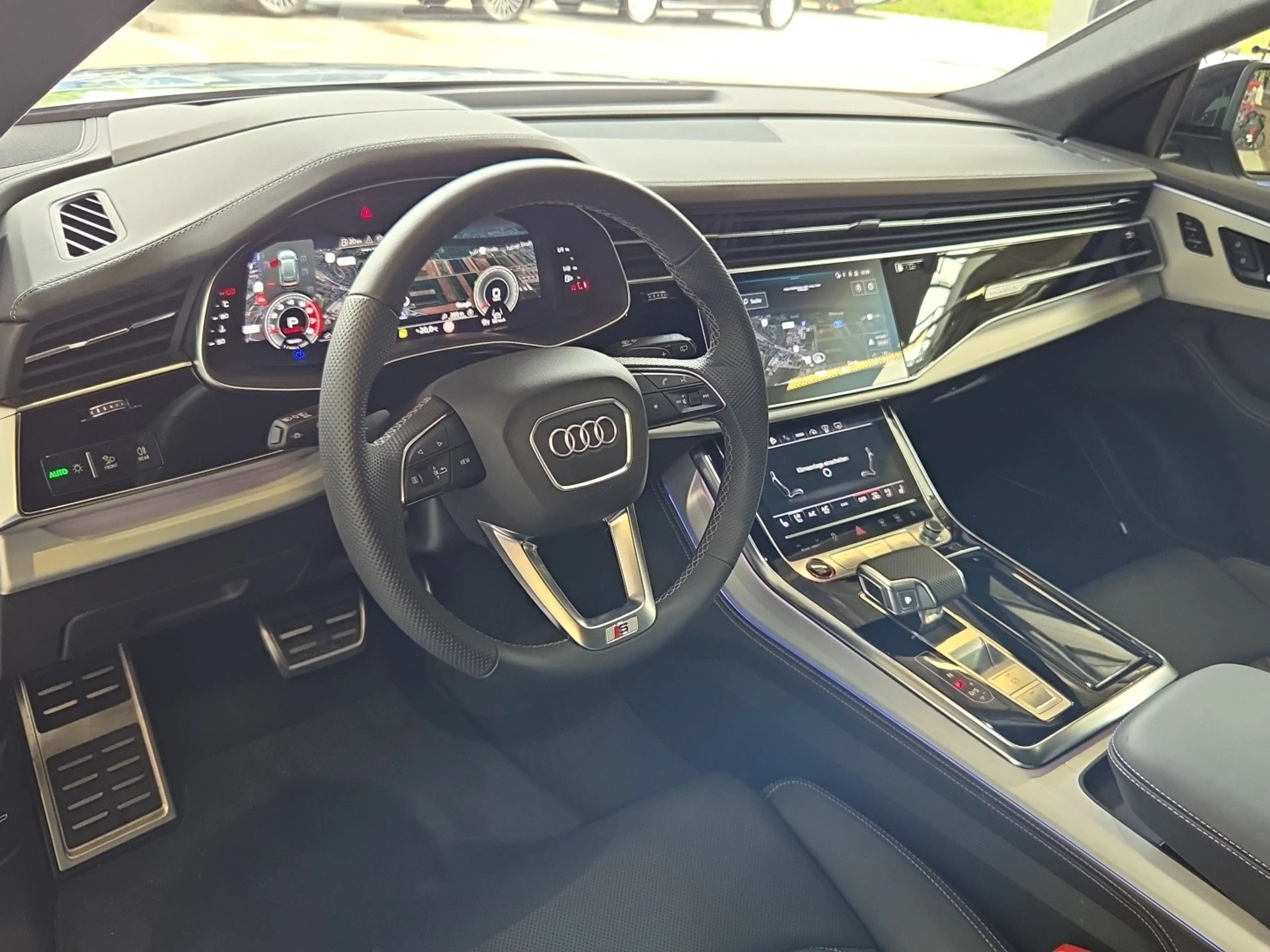 Audi SQ8 TFSI quattro — photo 8