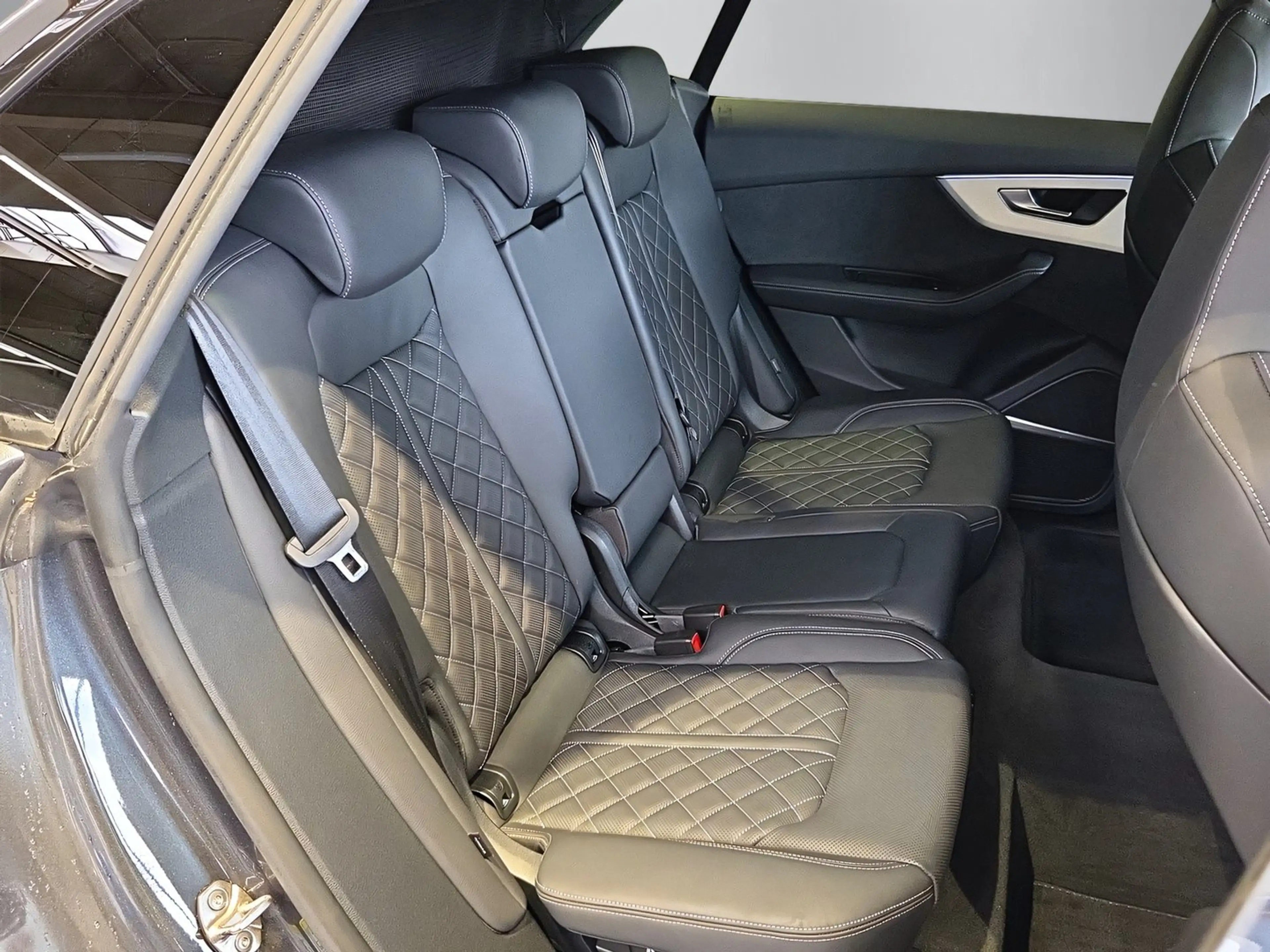 Audi SQ8 TFSI quattro — photo 12