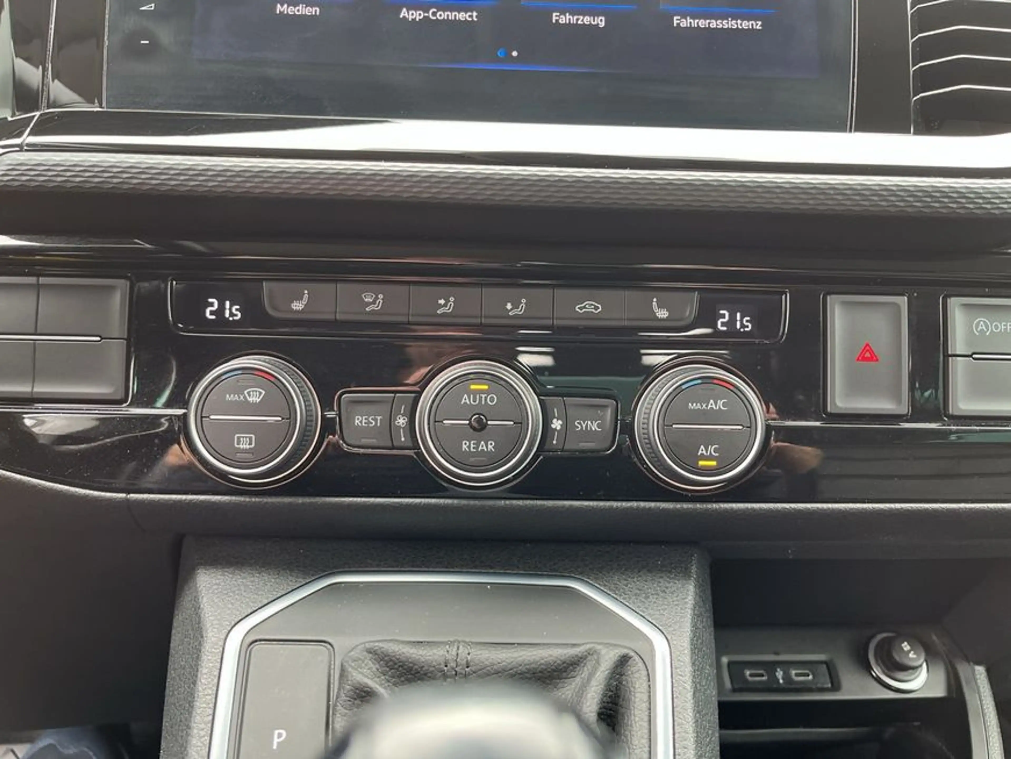 Volkswagen T6.1 Multivan T6.1 Multivan DSG Kurz 4Motion Generation Six — photo 14