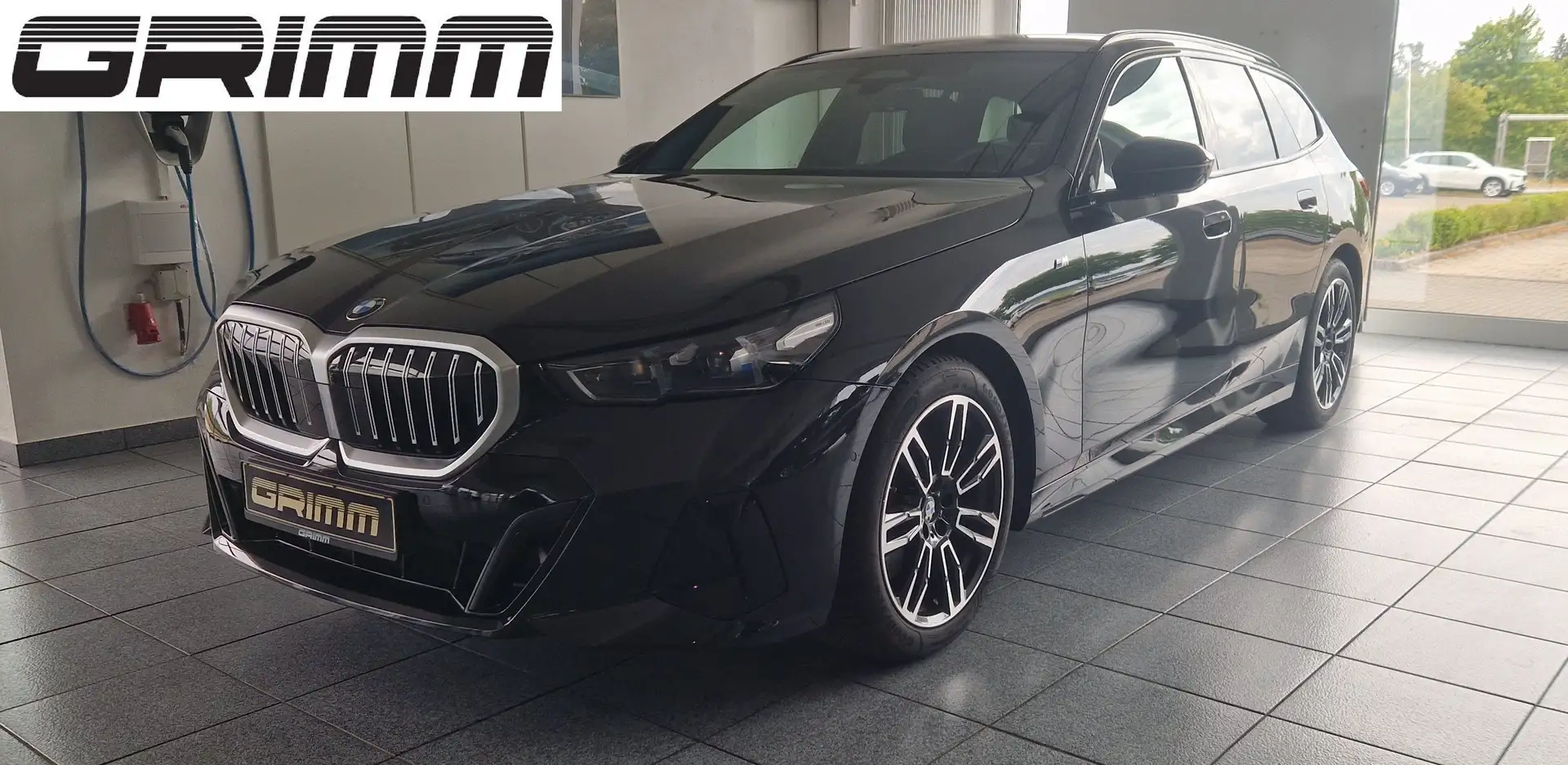 BMW 520 d Touring M Sport  AHK Head-Up HK  el.Sitze Standh Schwarz - 1