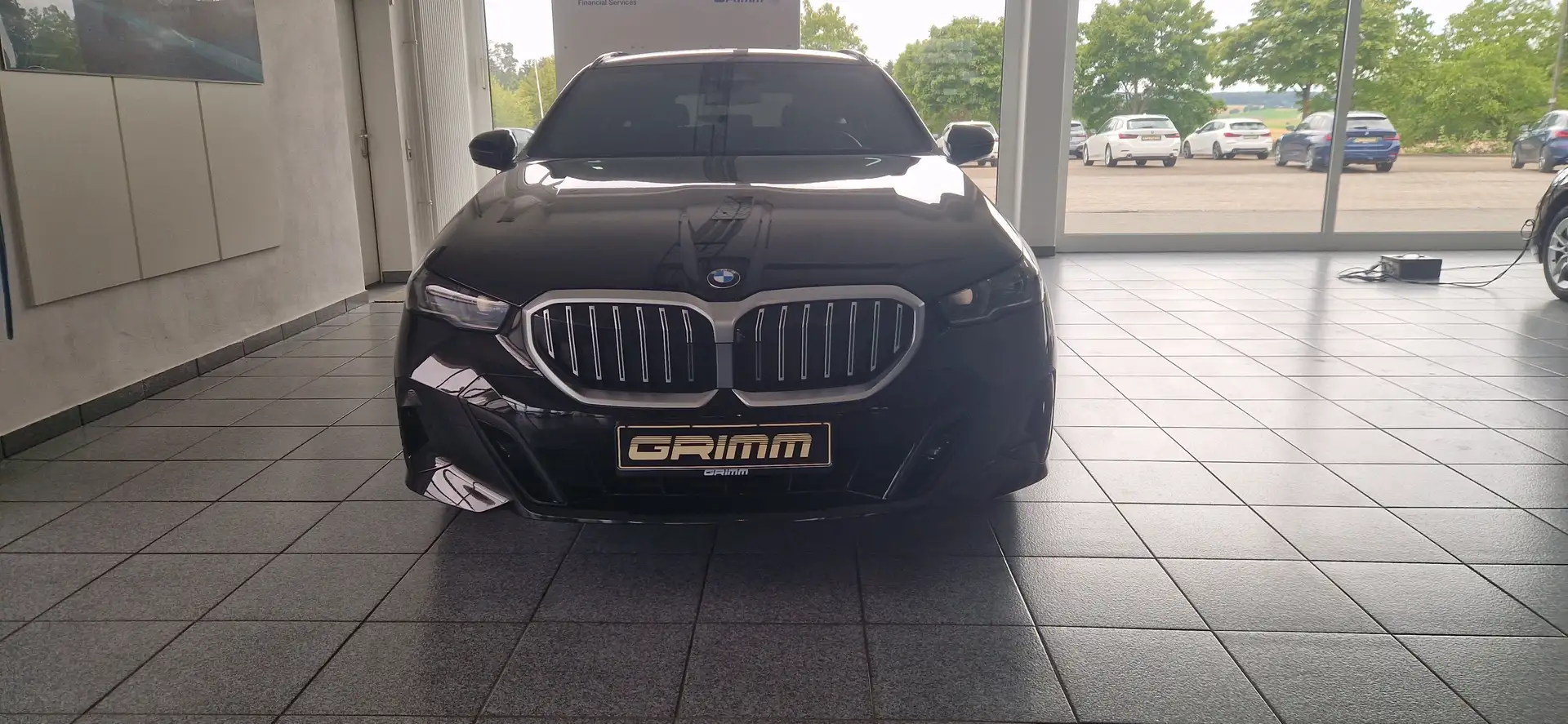 BMW 520 d Touring M Sport  AHK Head-Up HK  el.Sitze Standh Schwarz - 2