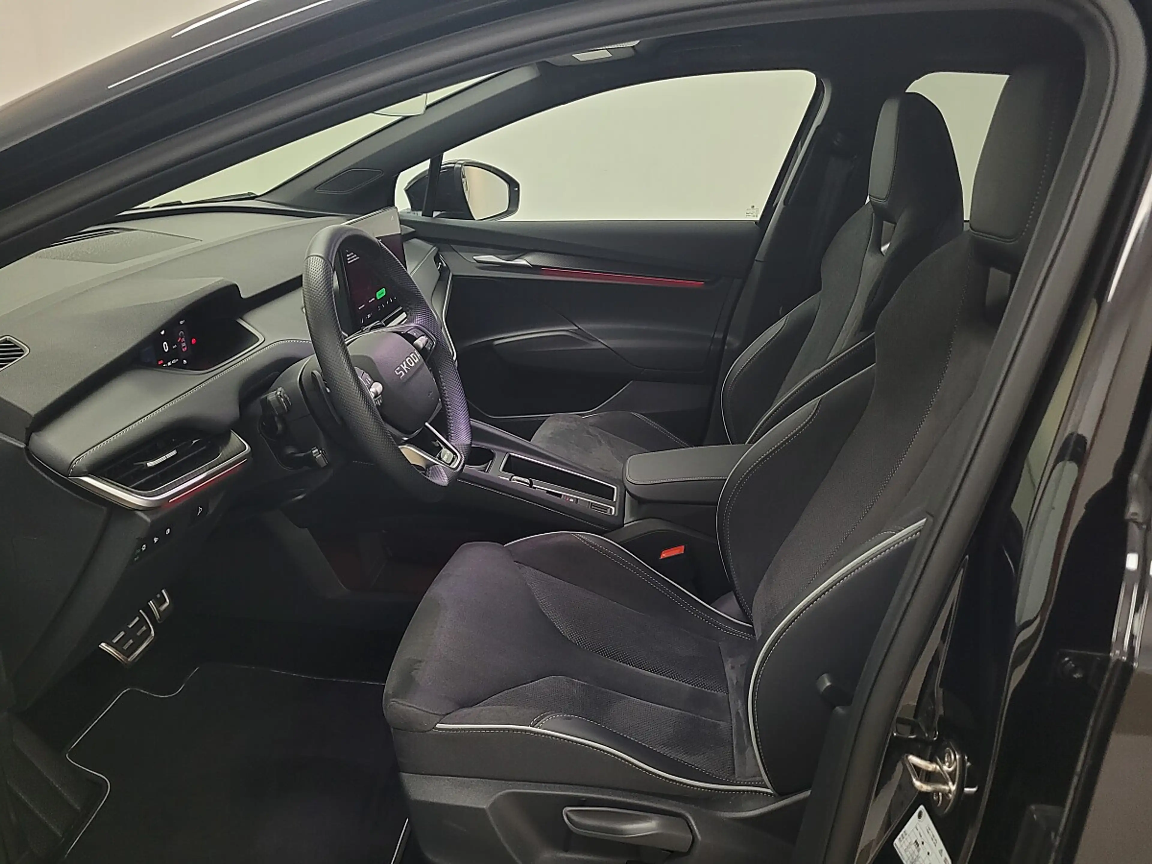 Skoda Elroq 85/ 82kWh Sportline AHK, Matrix-LED, Wärmep, ne... — photo 18