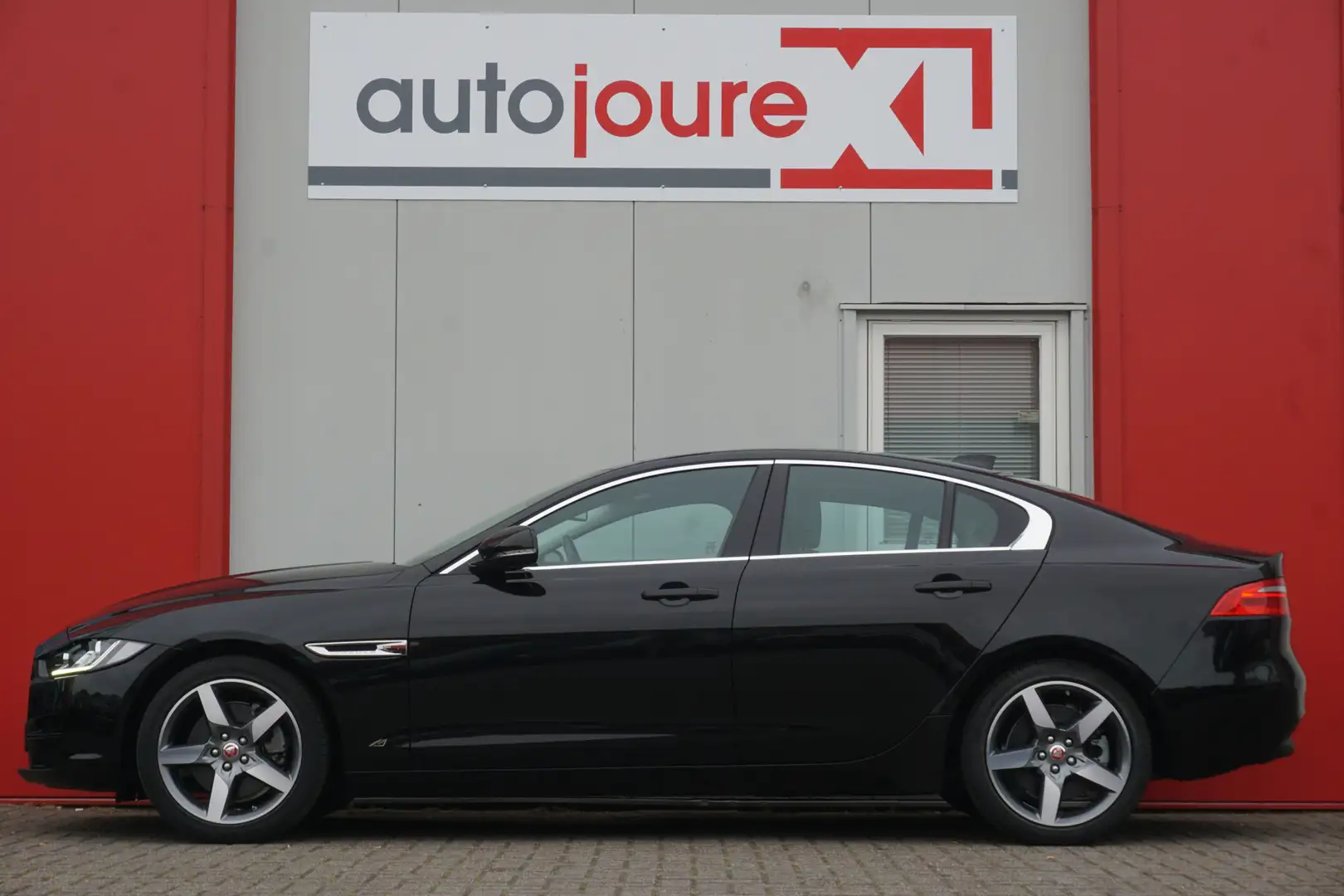 Jaguar XE 2.0 Portfolio 200pk | Camera | Leder | Cruise Cont Negru - 2