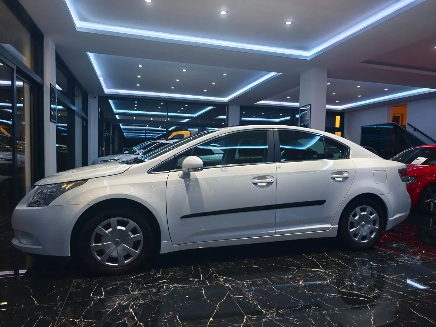 Toyota Avensis Executive PDC NAVI Blanc - 2